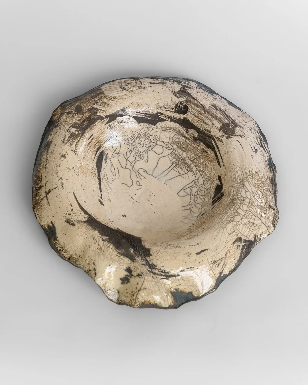 Nessun bordo &egrave; uguale all&rsquo;altro.
Nessuna superficie lo &egrave;.

&Egrave; il bello del Raku: lasciare che sia il fuoco a dire l&rsquo;ultima parola.

#rakuceramics #ceramicacontemporanea #ceramica #handmade #rakupottery