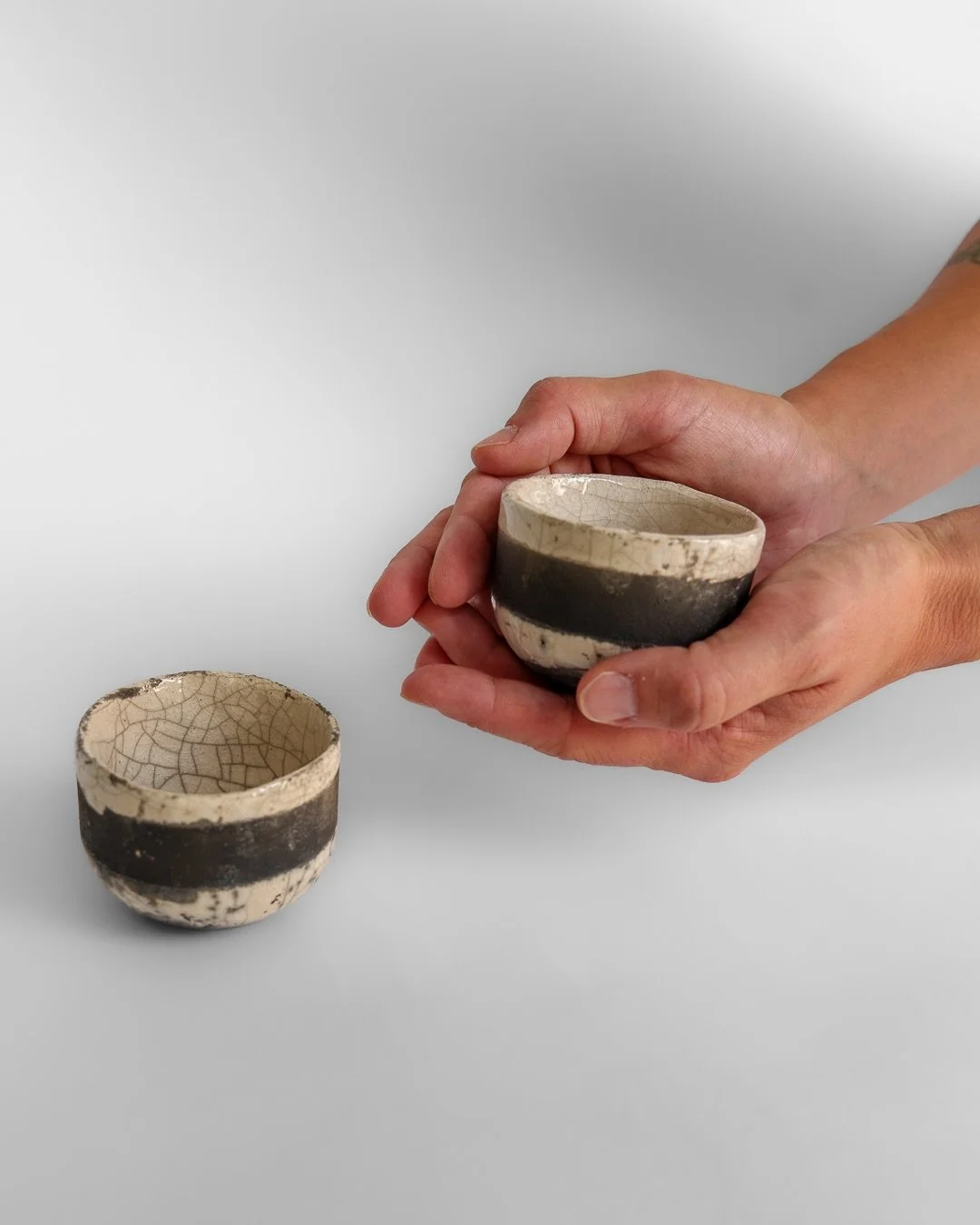 Ogni gesto merita il suo tempo.

Queste tazze in ceramica raku nascono per accompagnare piccoli rituali quotidiani, ispirati alla quiete della tradizione giapponese del t&egrave;. Le craquelure, le sfumature del fuoco e le imperfezioni raccontano una