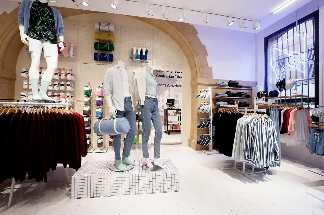 Un magasin de vêtements tout juste aménagé avec mur, sol, peinture, mobilier neufs.