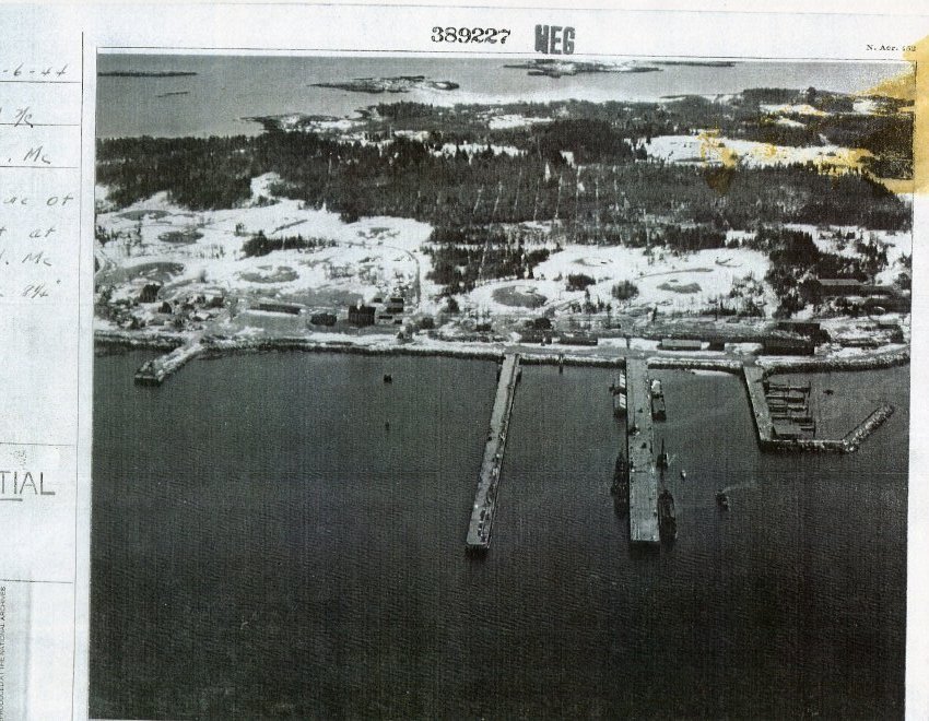 Aerial view of the Naval Fuel Annex during World War II, with Navy piers “F,” “G,” and “H” left to right. Gift of Joel Eastman (from Sullivan Photo Service). 1999.85.37