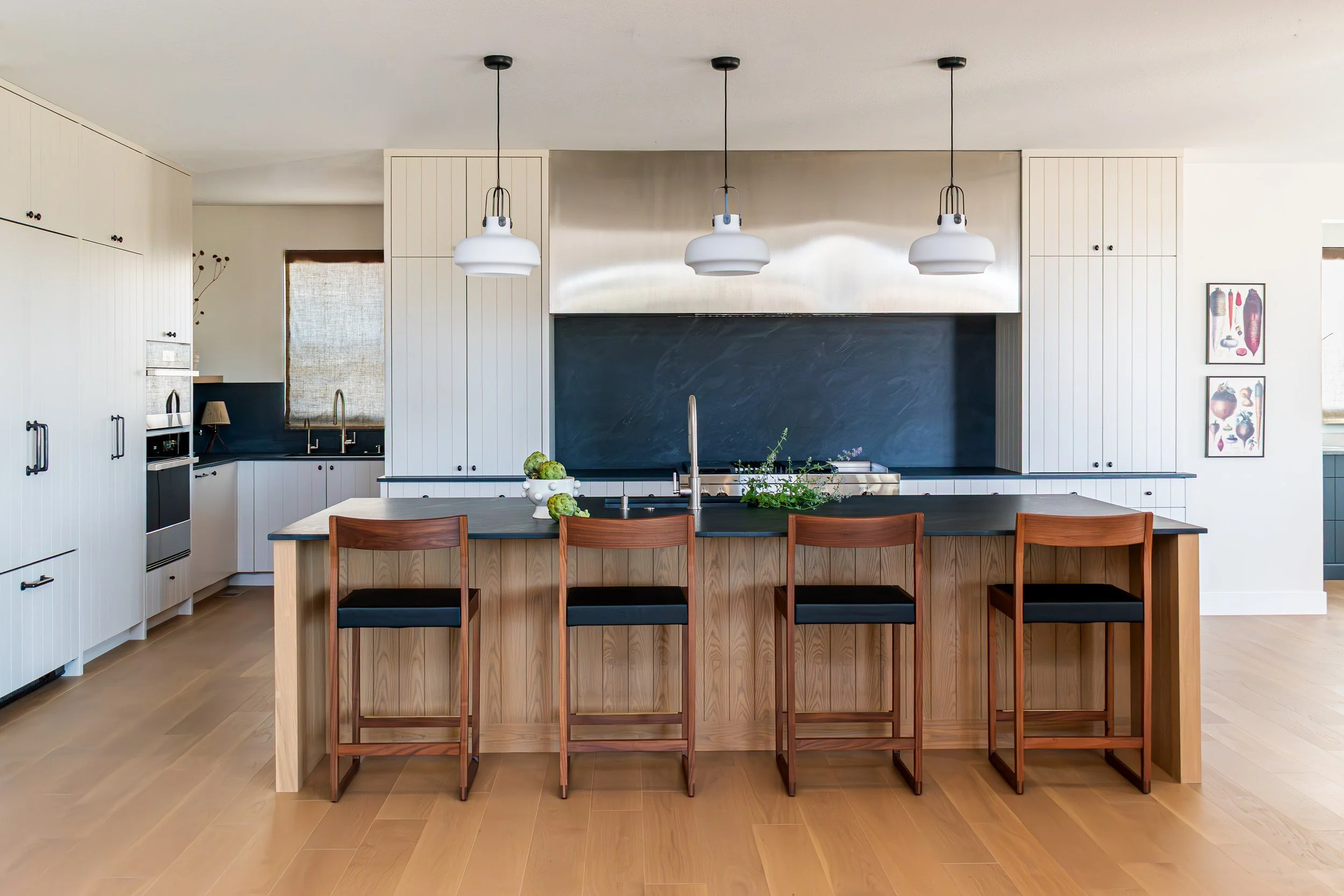 White oak island under three pendants