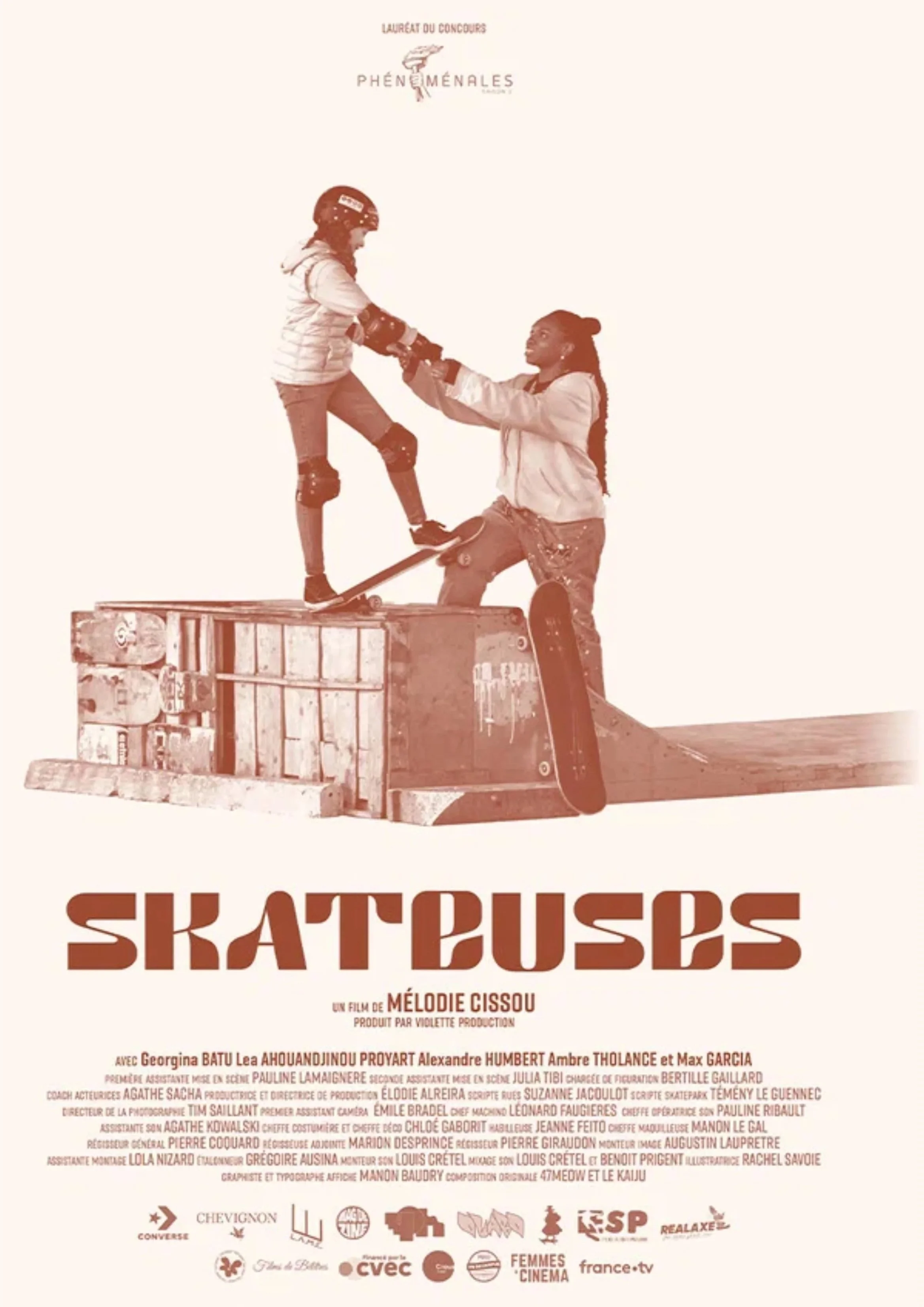 Une affiche de film intitulée 'Skateuse'. Elle montre deux jeunes femmes en train de faire de la planche à roulettes. L'une d'elles est en position debout, portant une casque et des protections, tandis que l'autre est agenouillée, l'aidant à équilibrer. En haut, il y a un logo avec la mention 'Lauréat du concours Phénoménales'. En bas, il y a plusieurs logos de sponsors et partenaires.