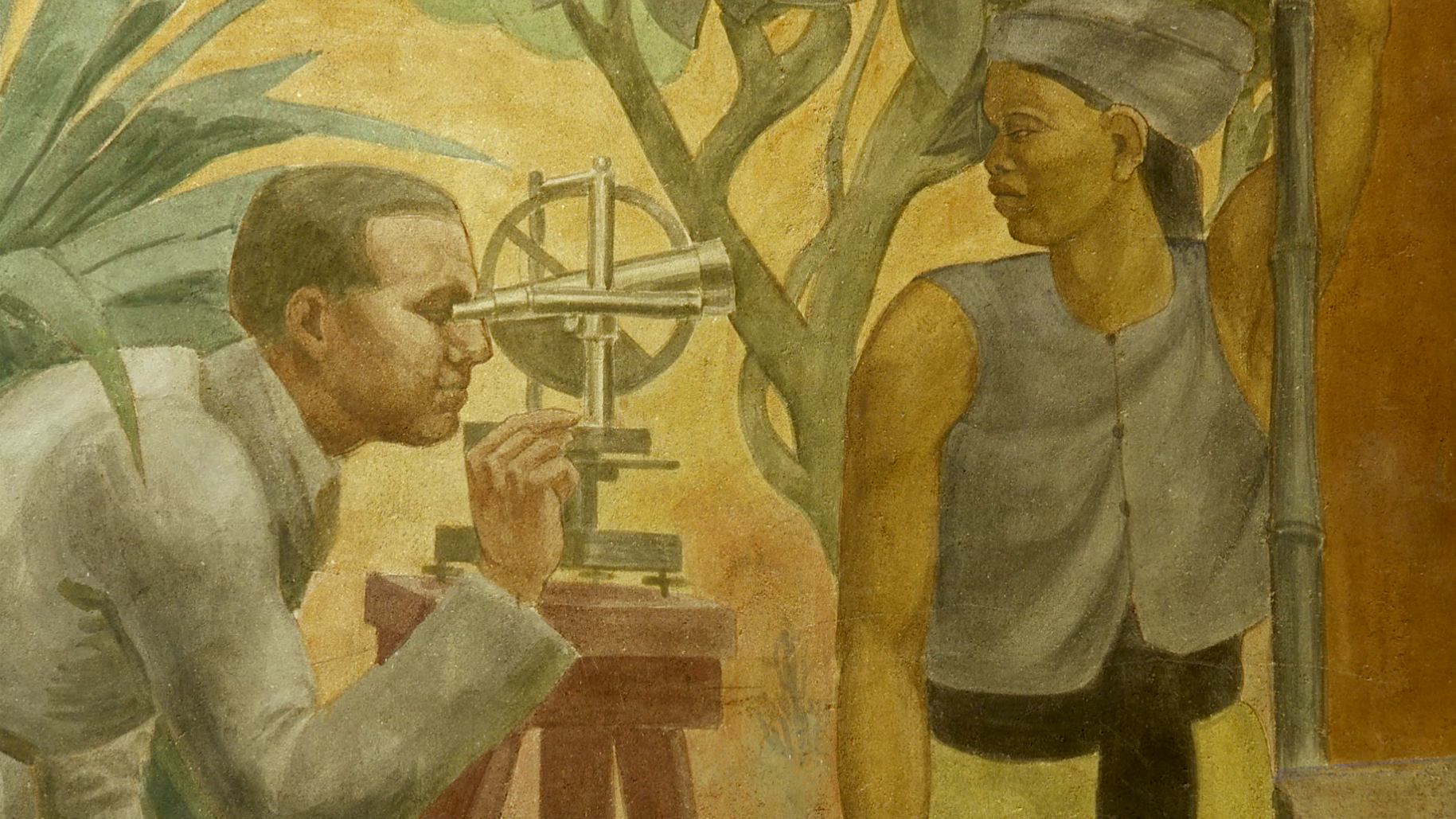 Un homme regarde à travers un microscope, une femme debout à côté de lui avec une arme repose sur son épaule, dans un décor naturel avec des arbres.