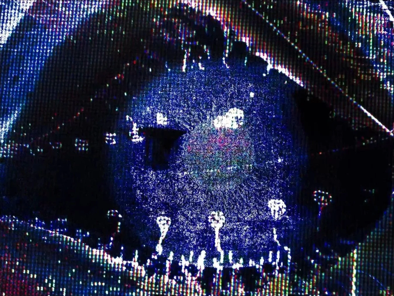 Une image numérique ou artistique représentant un visage humain en pixels lumineux, avec un fond sombre.