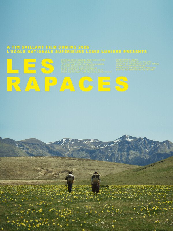 Une affiche promotionnelle pour un film intitulé "Les Rapaces", avec deux personnes marchant dans une prairie fleurie avec des montagnes en arrière-plan, sous un ciel clair.