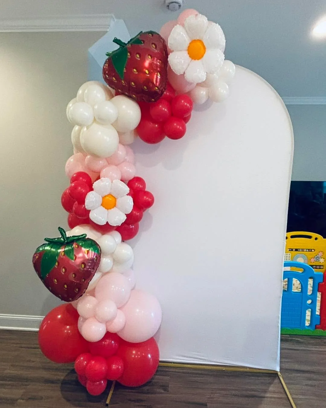 We&rsquo;ve mostly spent time relaxing and with family this summer, but did manage to sneak in some balloons for a little girl&rsquo;s Berry Sweet 1st birthday!
And now that summer is coming to a close, our calendar is filling up again 😄 Need to get