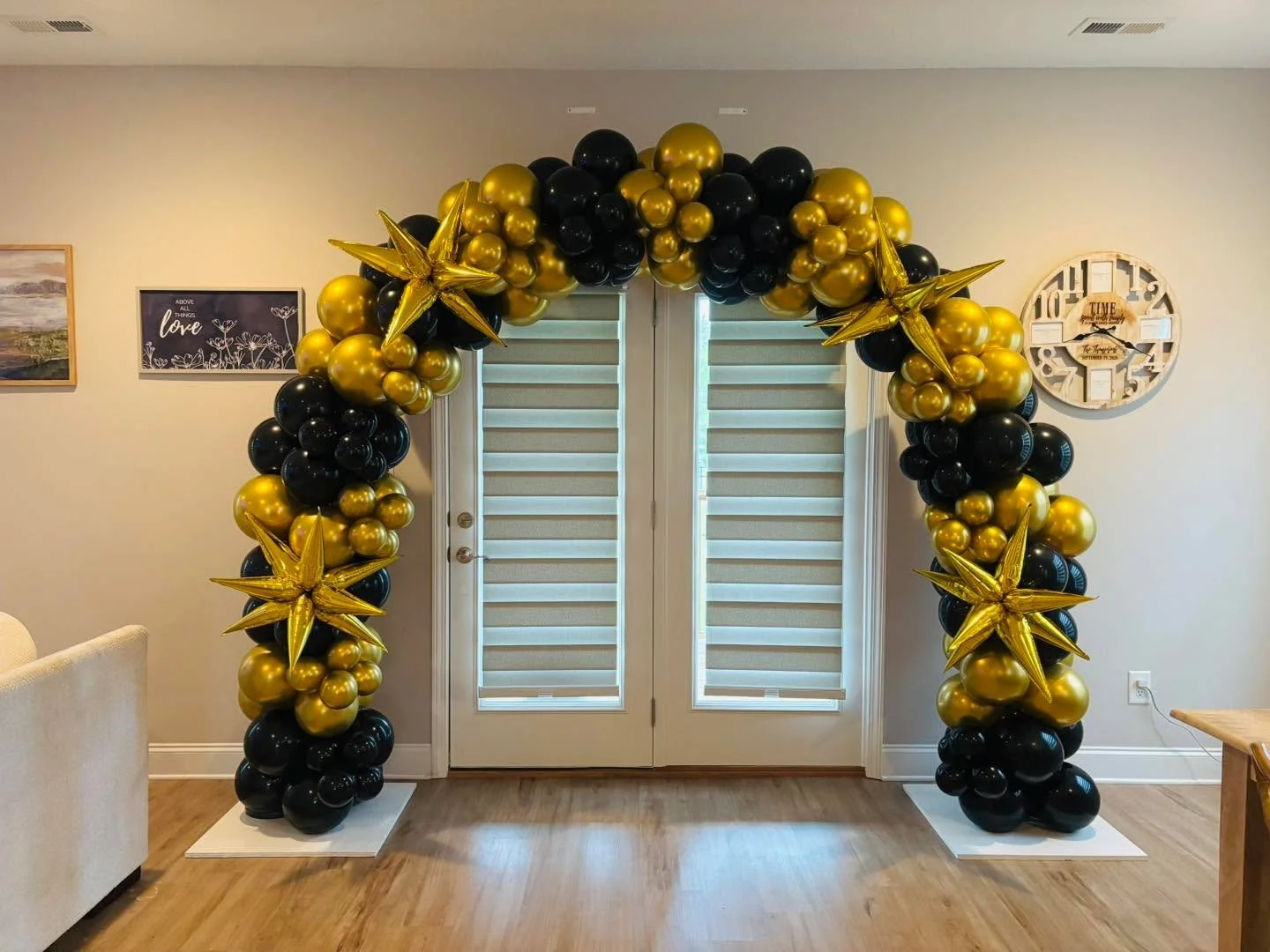 What a focal point for a surprise party!! If you&rsquo;ve got 8x8ft of space in your house, you&rsquo;ve got room for an indoor arch! Total delivery and setup time only took us 30 minutes, but saves you HOURS of party prep time! 
.
.
.
#oakridgeballo