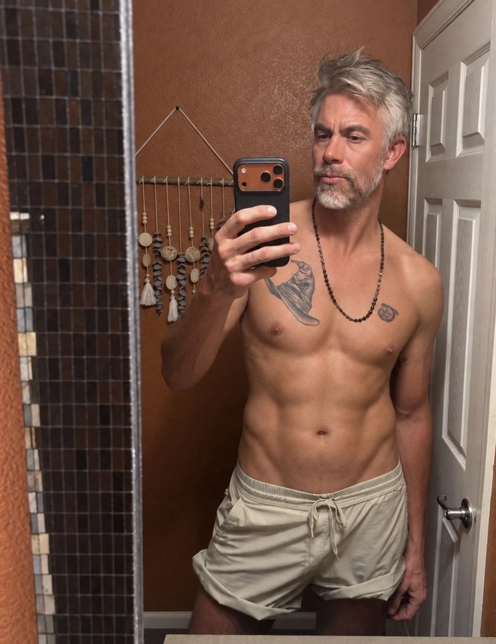 Built Bronze Mens Spray Tanning