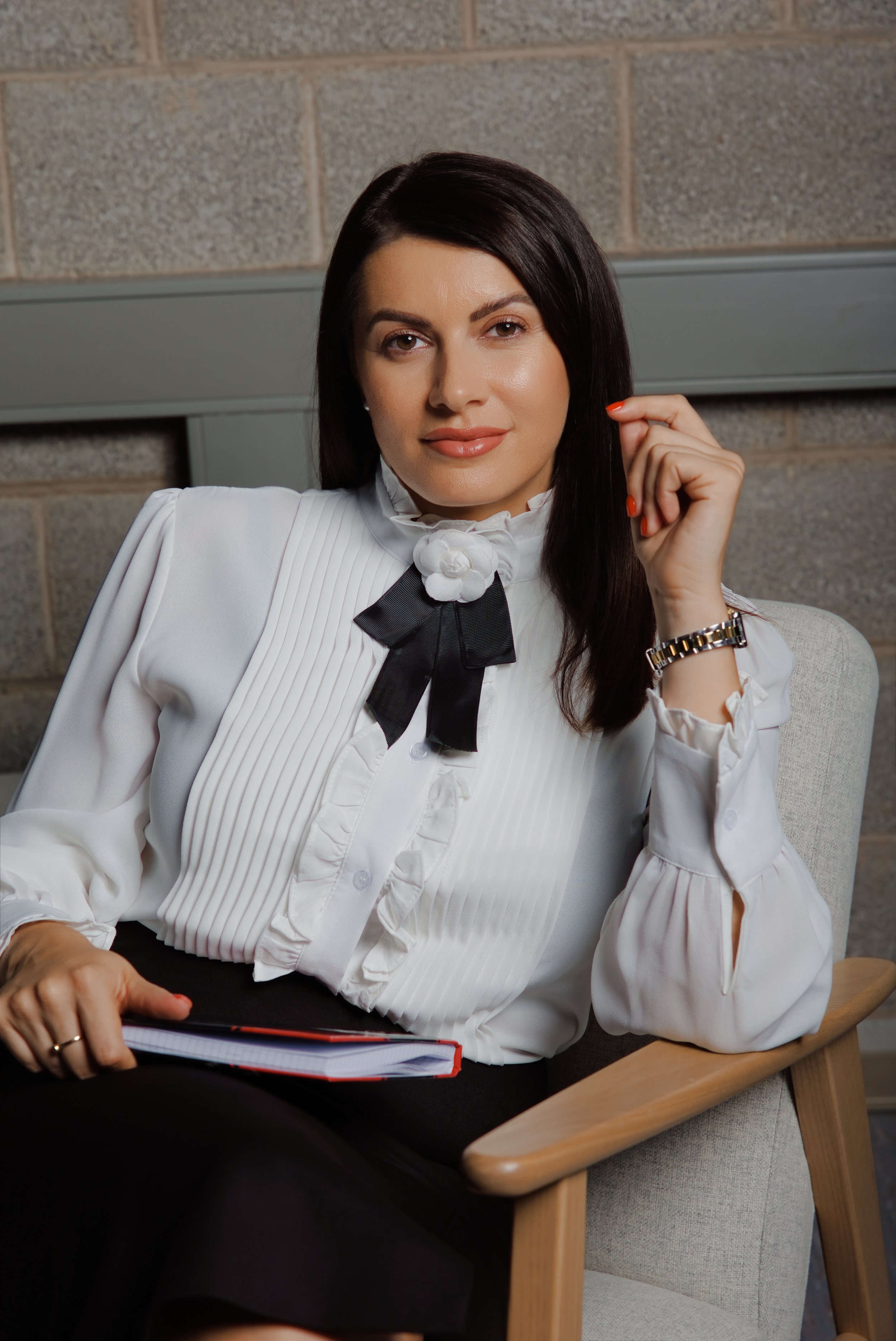 Andreea Crișan, business coach, într-o fotografie profesională pentru brandul personal.