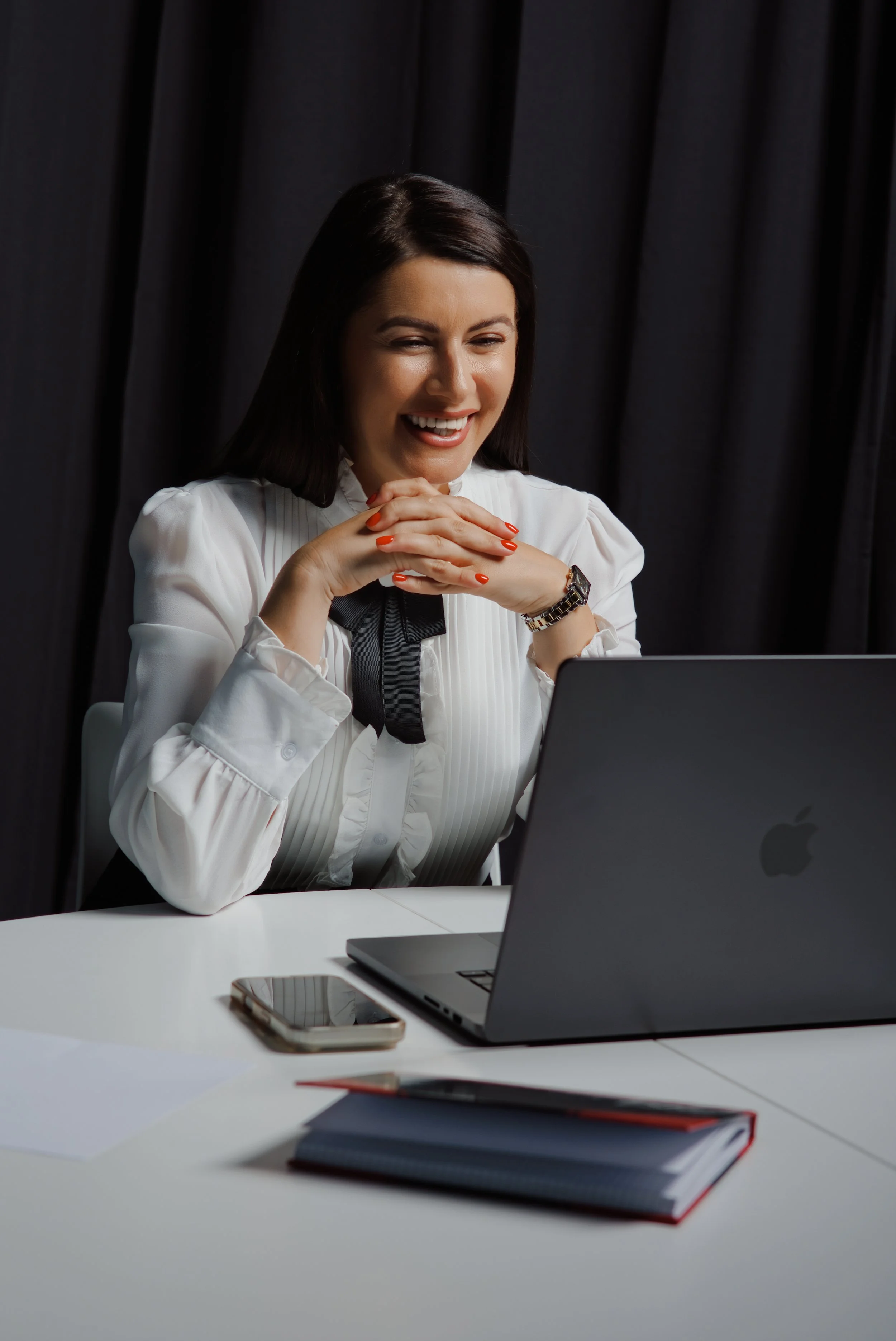 Andreea Crișan lucrând online la laptop, în cadrul activității sale de business coach.