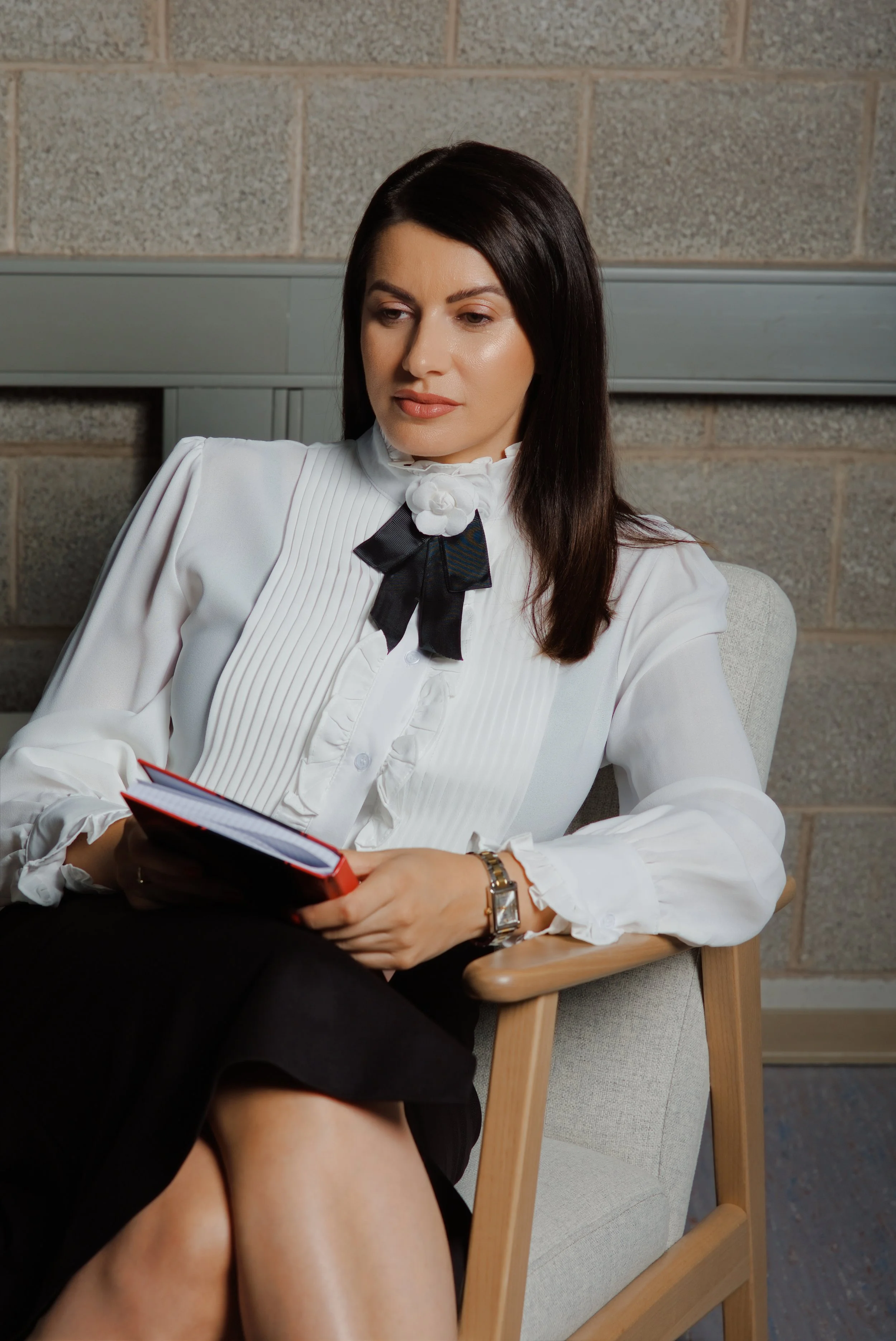 Andreea Crișan citind și lucrând la dezvoltarea programelor sale de coaching pentru antreprenoare.