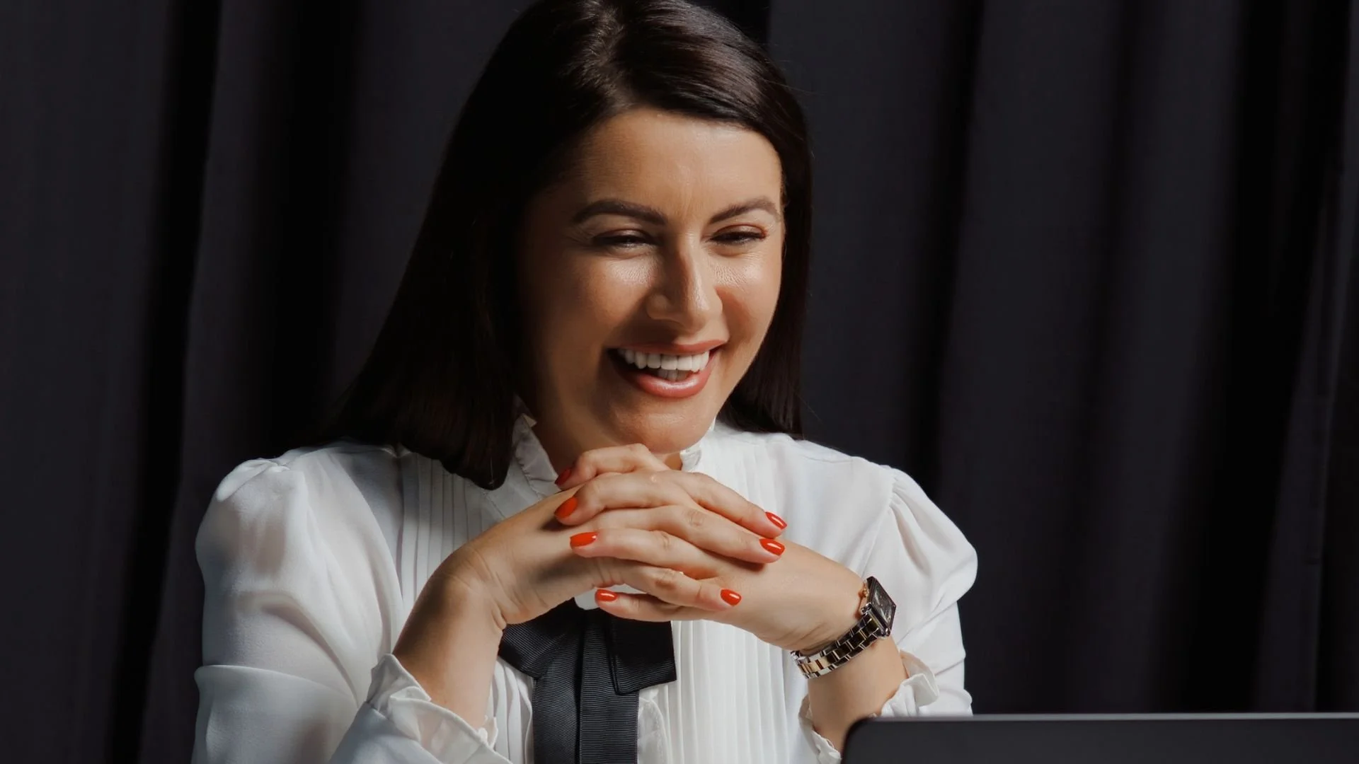 Andreea Crișan, business coach pentru femei antreprenoare românce din diaspora, lucrând la laptop.