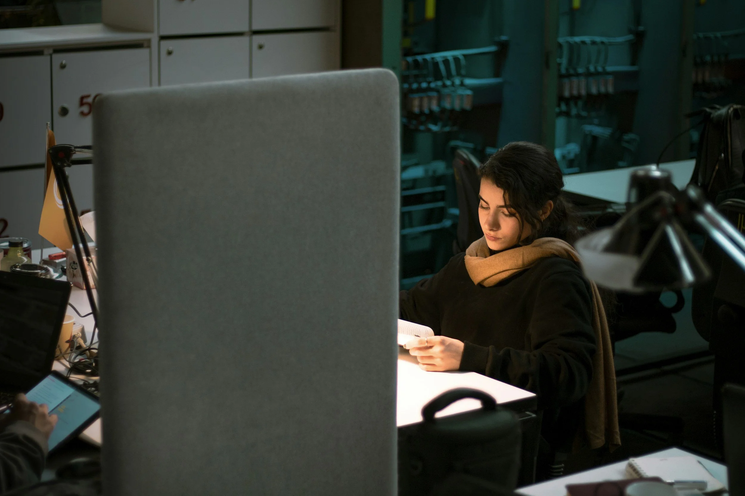 Latina woman working at a computer representing culturally responsive therapy in Spanish