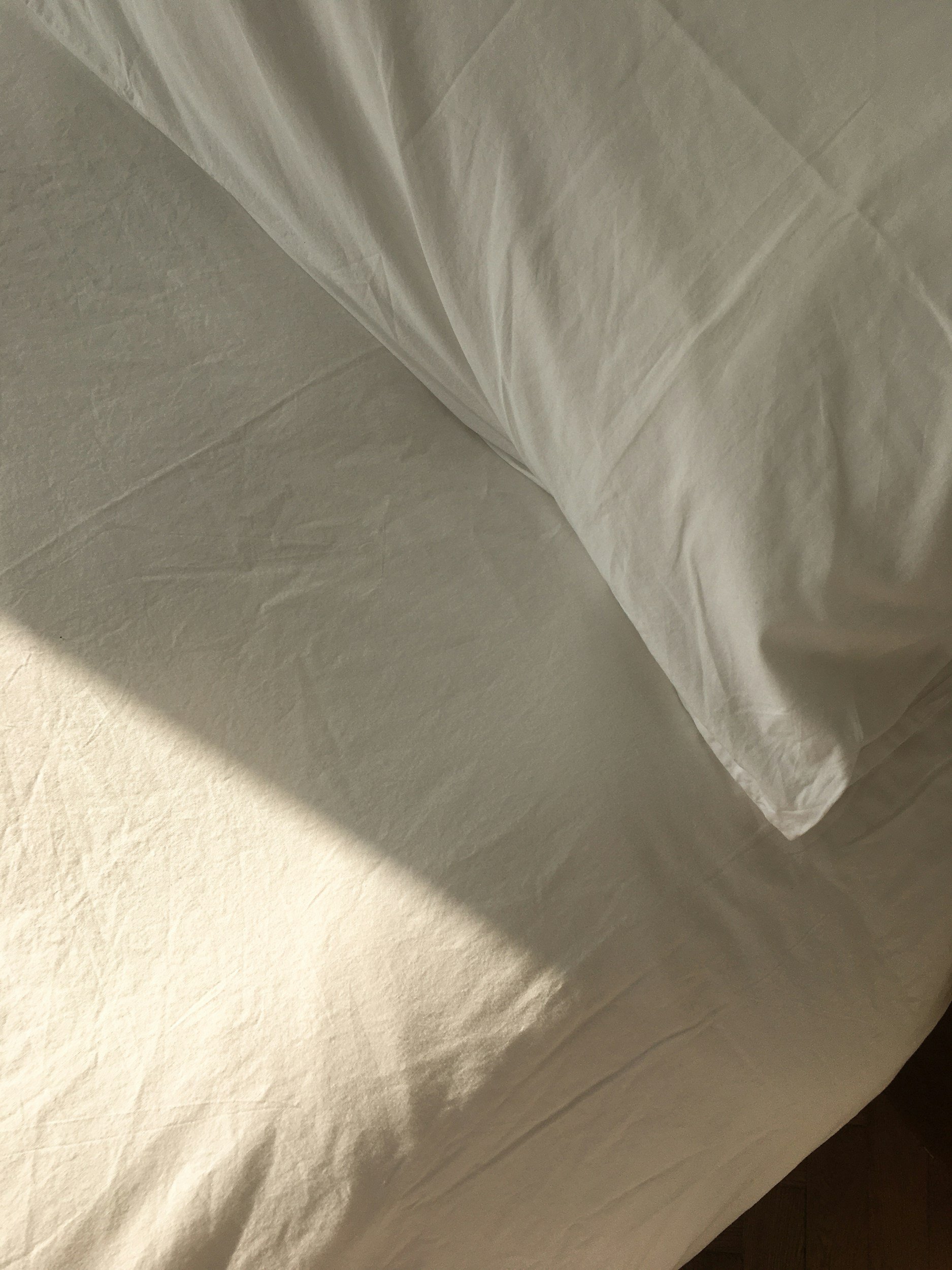 Lit avec des draps blancs