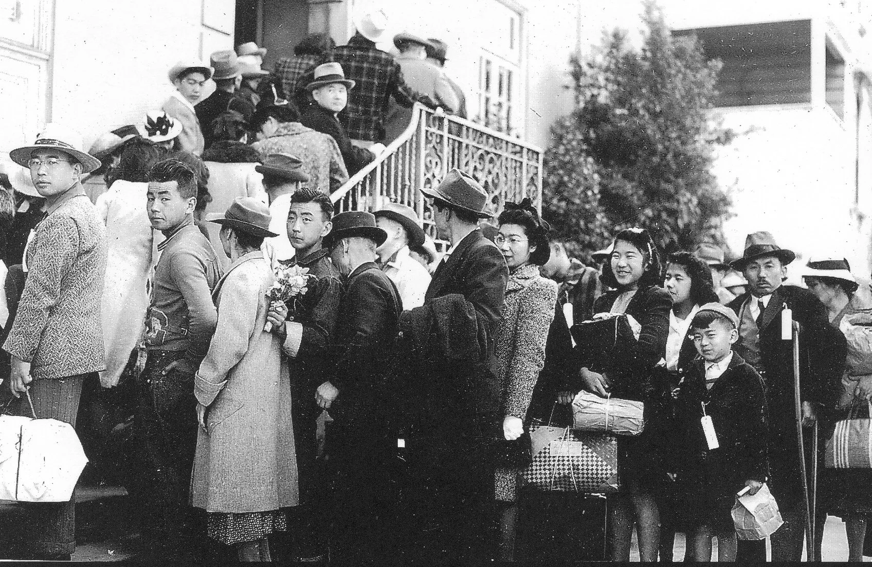 evacuation_at_buchanan_ymca_May_10_1942.jpg
