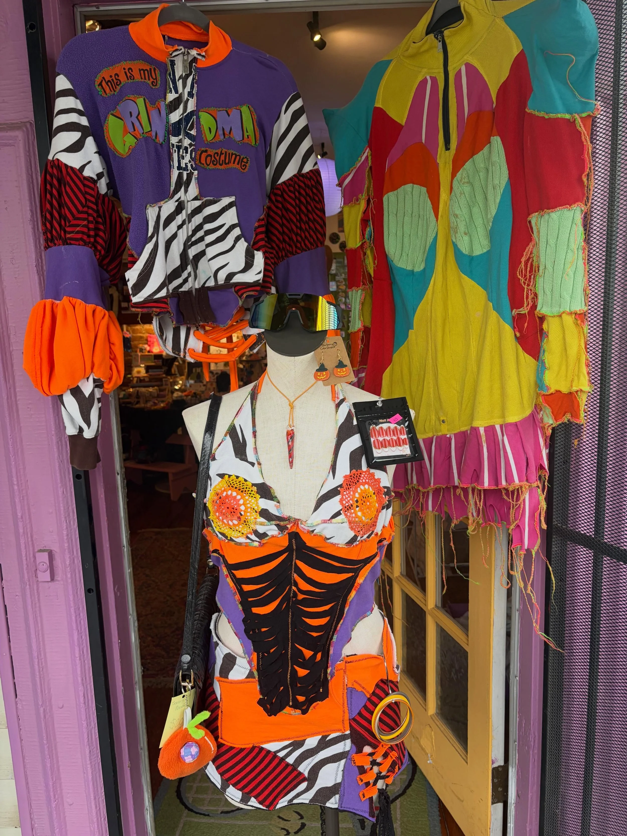We love spooky season 🧡🎃🧡
Open  Saturday 11-7 ++ SUNDAY 11-6
1: Fresh @thewebhasnoweaver 
2: spooky lil guys with adoption certificates and keychains @dollhousecollective.lou 
3: new buttons from @trash.imitates.art 
4: 🔥 @themadewithanger 
5: cu
