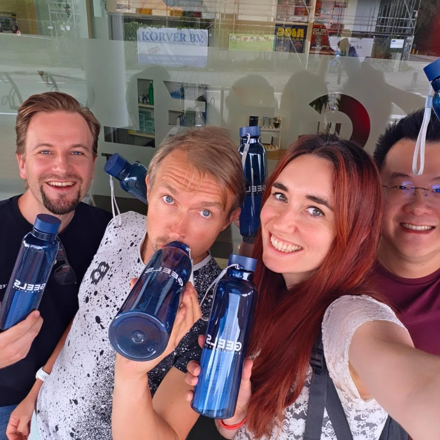 Meeting gehad, plannen gesmeed &amp; flesjes in de hand. 🥂✨😎
Samen met onze boeker @geelsevents zijn we volop bezig met &eacute;&eacute;n doel: nog meer feestjes laten knallen in 2027! 💃🕺

#nederlandseband #bruiloft #bruiloftband #livemuziek #fee