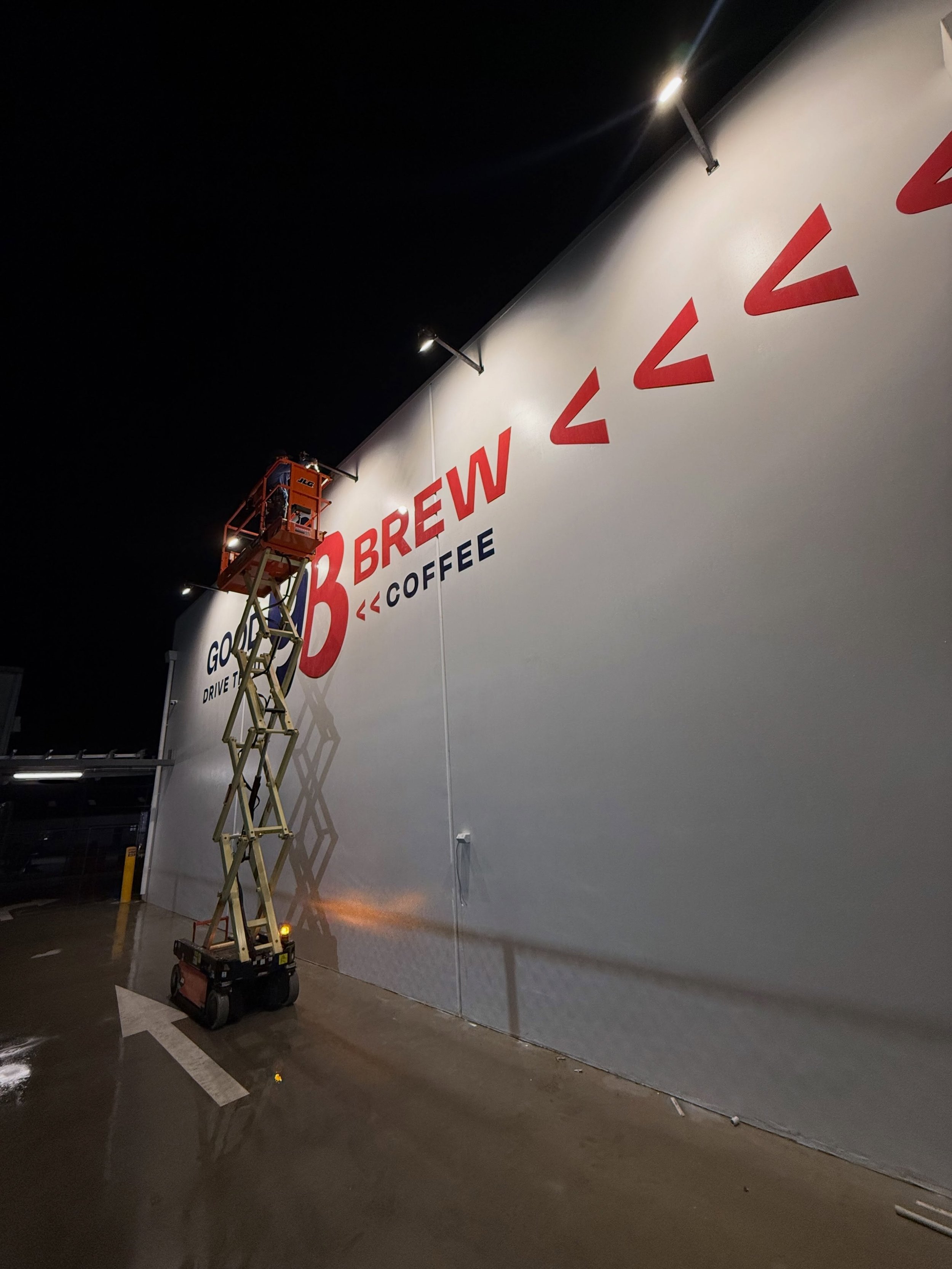 Damien on site nice and early fine tuning some @rapid_led commercial floodlights for our friends at @goodbrewdrivethru