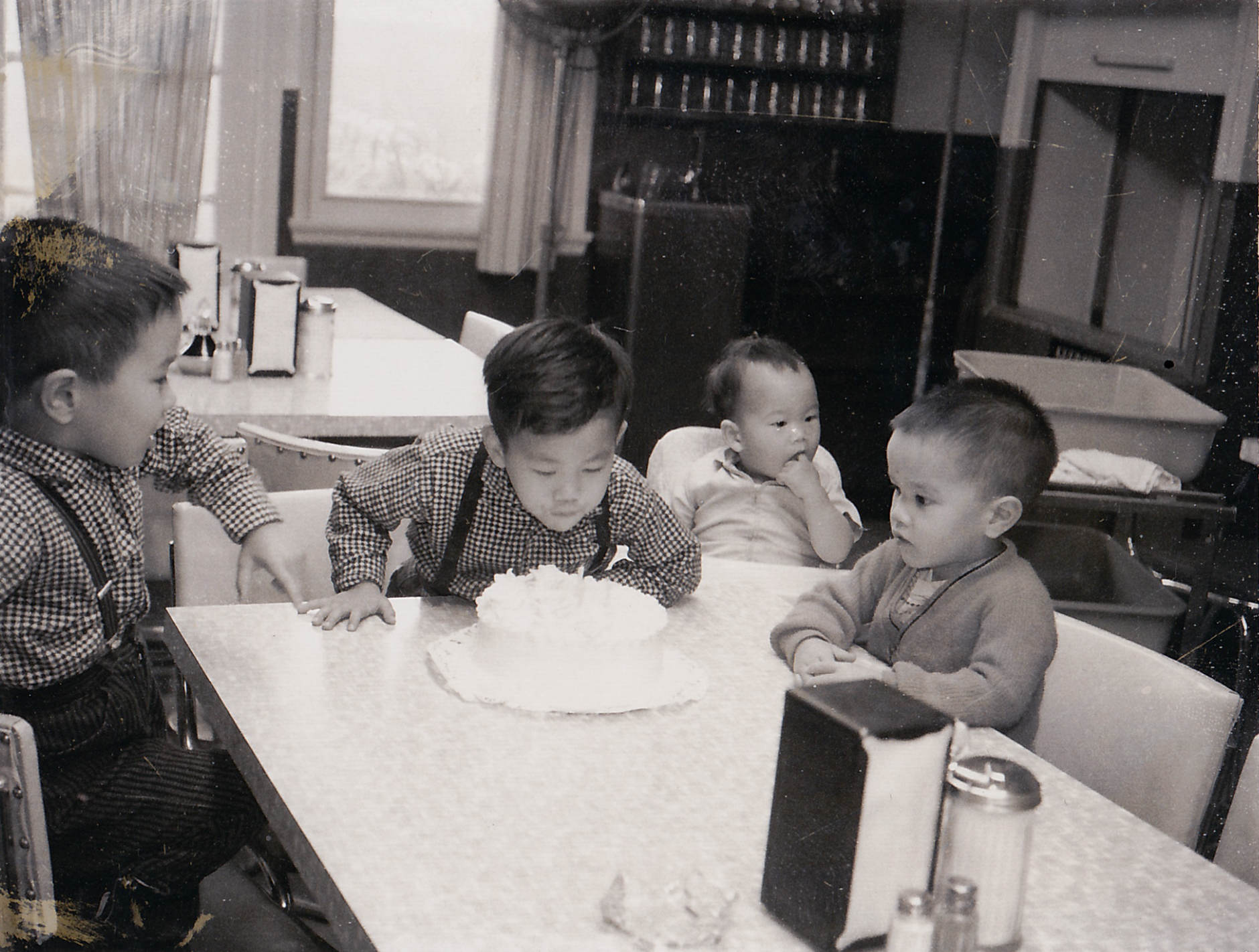 A group of the Gin family members at Mee Heng Low celebrating a birthday.