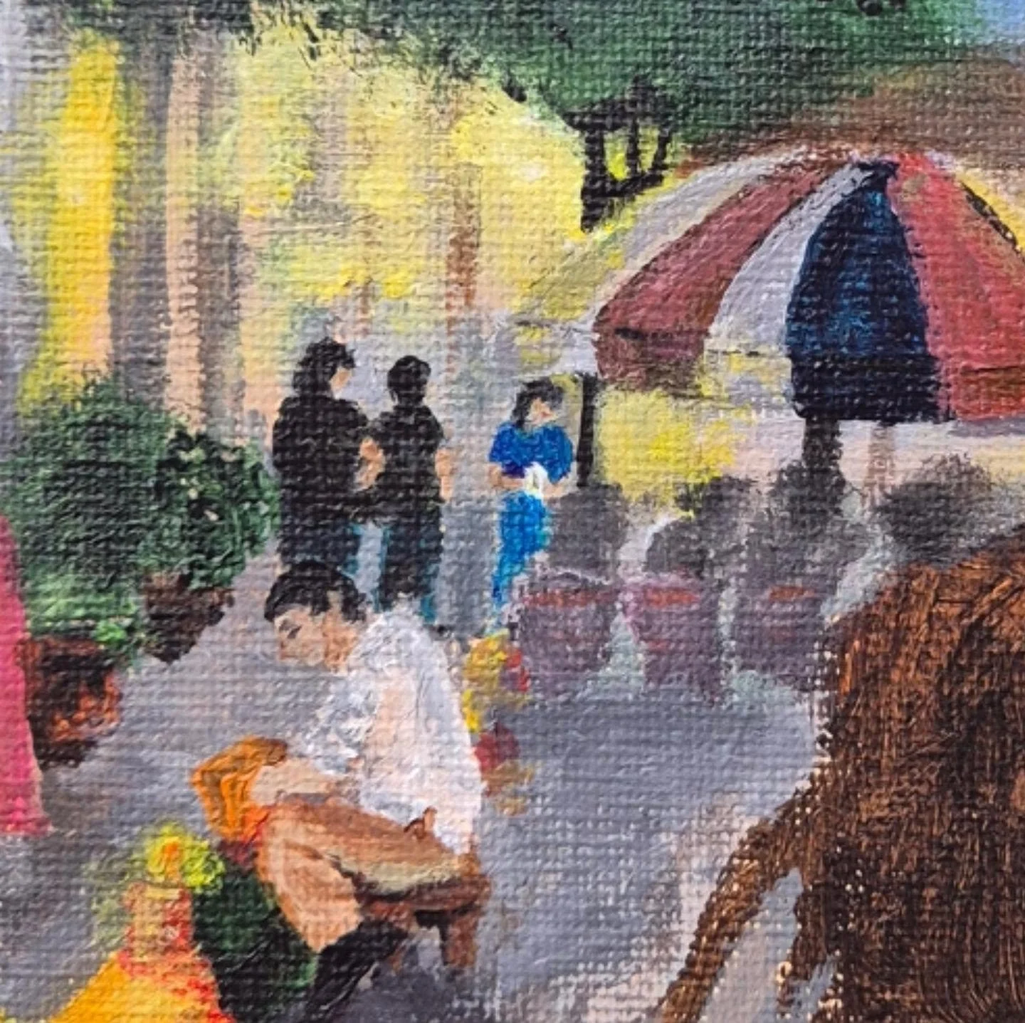 In the background, a second man lights a farol, while a street vendor prepares and sells arepas to the people gathered around her.

Arepas are a staple across several Latin American countries and a much-loved part of Colombian food culture. Street fo