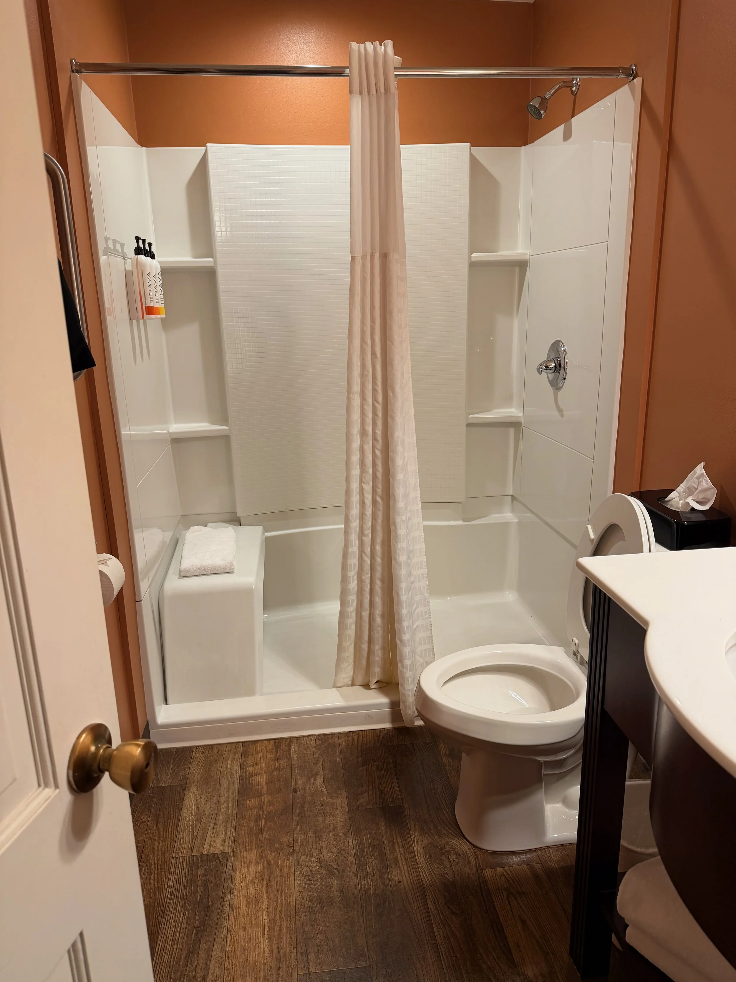 badlandsmotel_bathroom.jpeg
