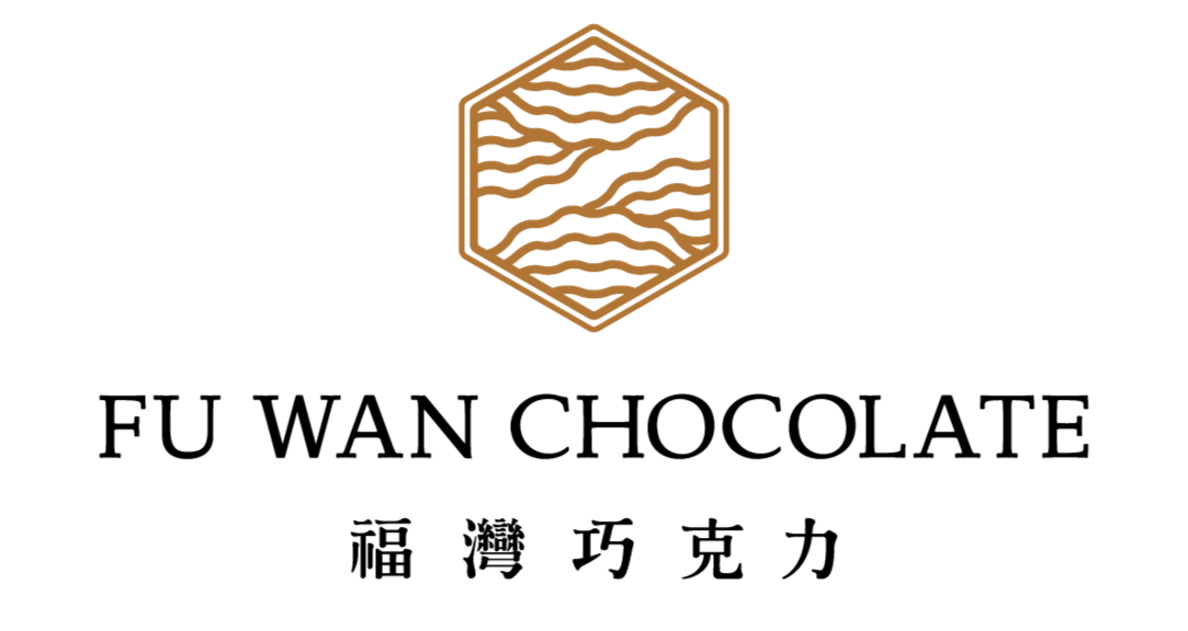 Logo avec un hexagone formé de lignes ondulées, de couleur marron, sur un fond noir.