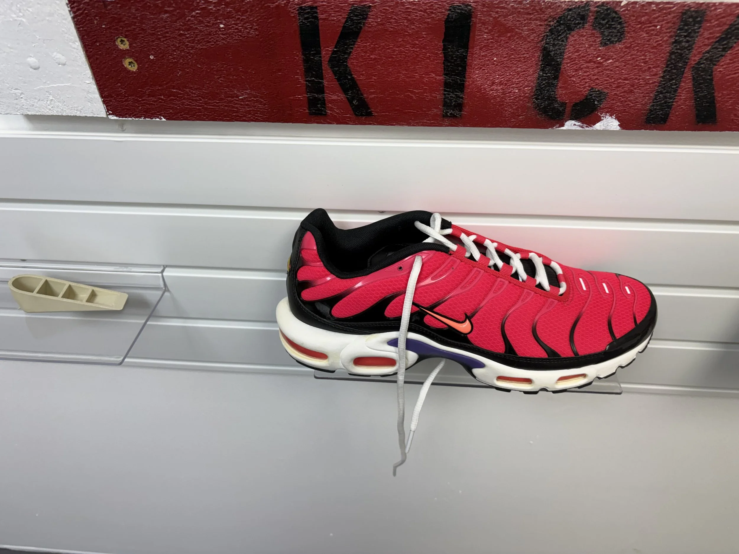 NIKE AIR MAX PLUS SIREN RED