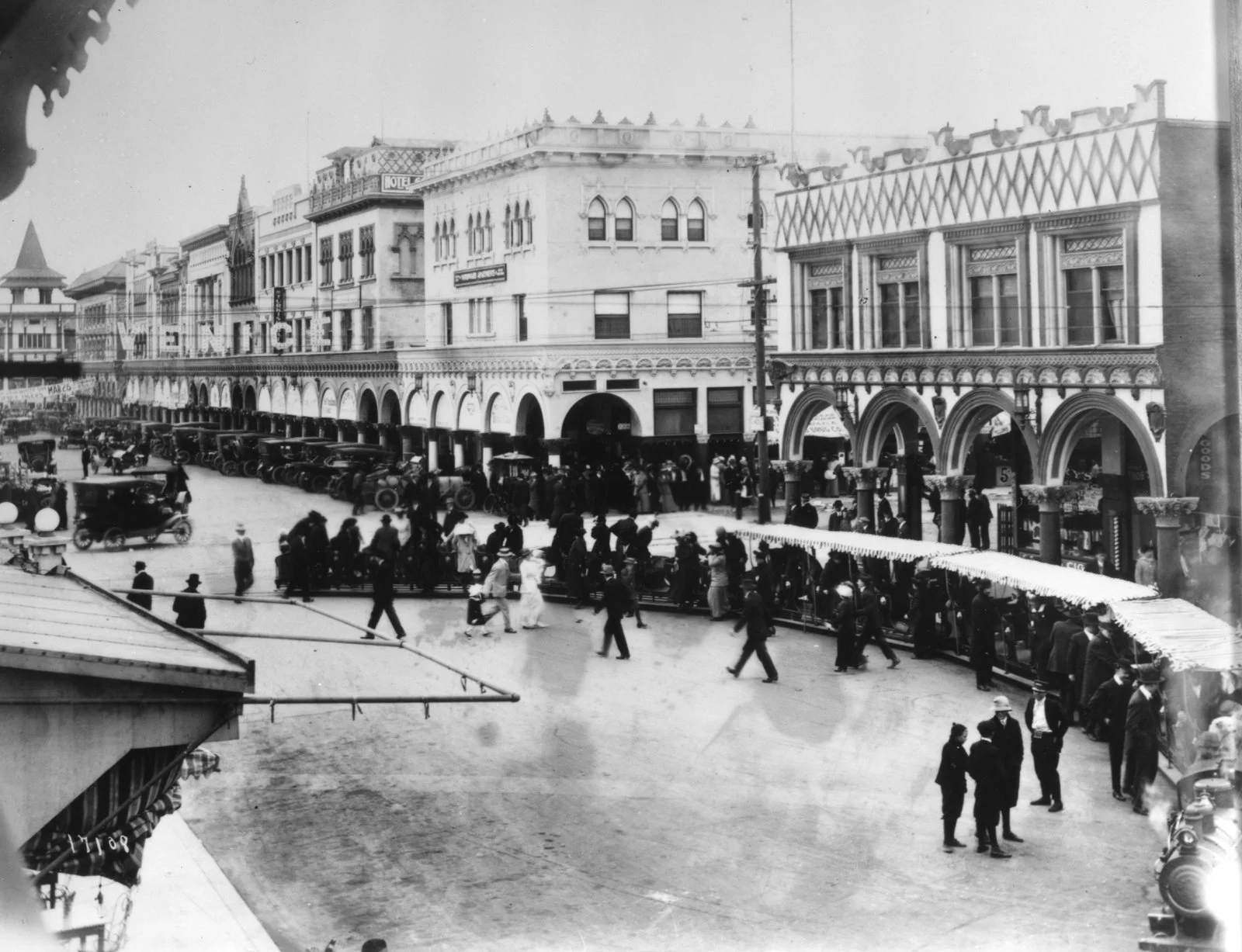 The Venice Miniature Railway on Windward Avenue, looking west toward the ocean, early 20th century. Public domain, via Wikimedia Commons.