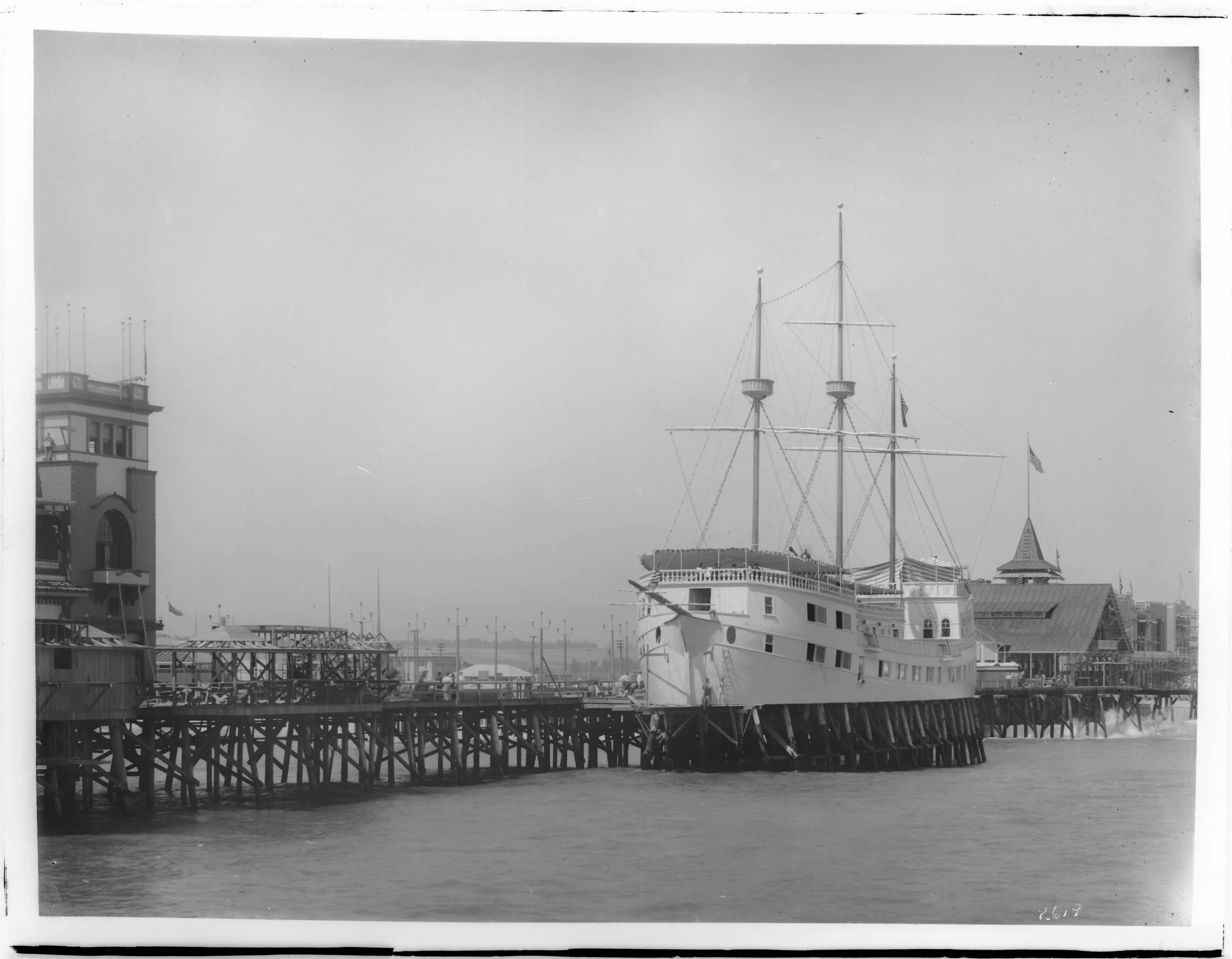 The Ship Cafe and Venice Wharf, ca. 1905. California Historical Society Collection, USC Libraries. Public domain.