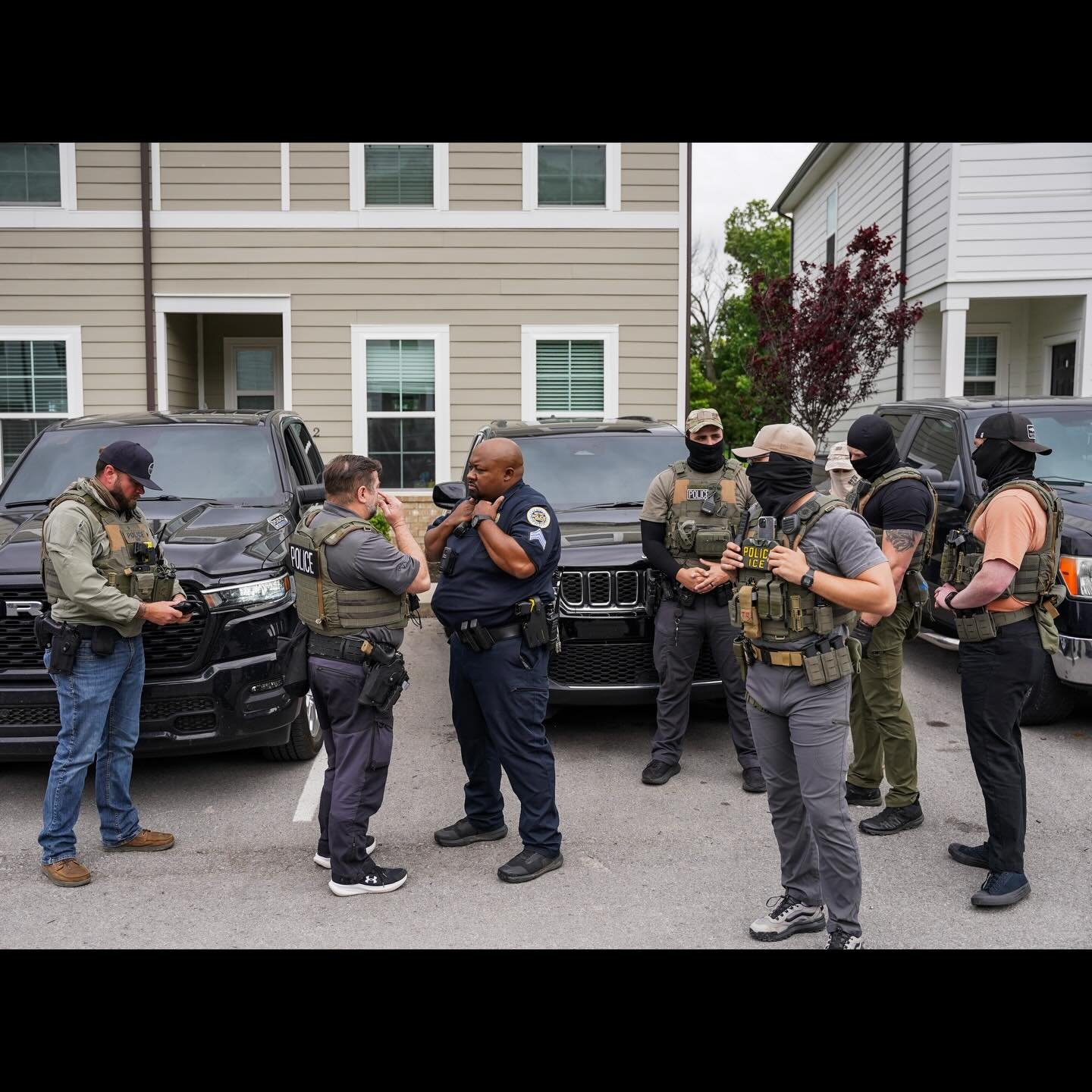 Community members react as Nashville metro police officers create a perimeter as U.S. federal agents conduct immigration operations at an apartment complex in Antioch, Tennessee, U.S., April 29, 2026. ( Photos by @seth_herald for @reuters ) #immigrat