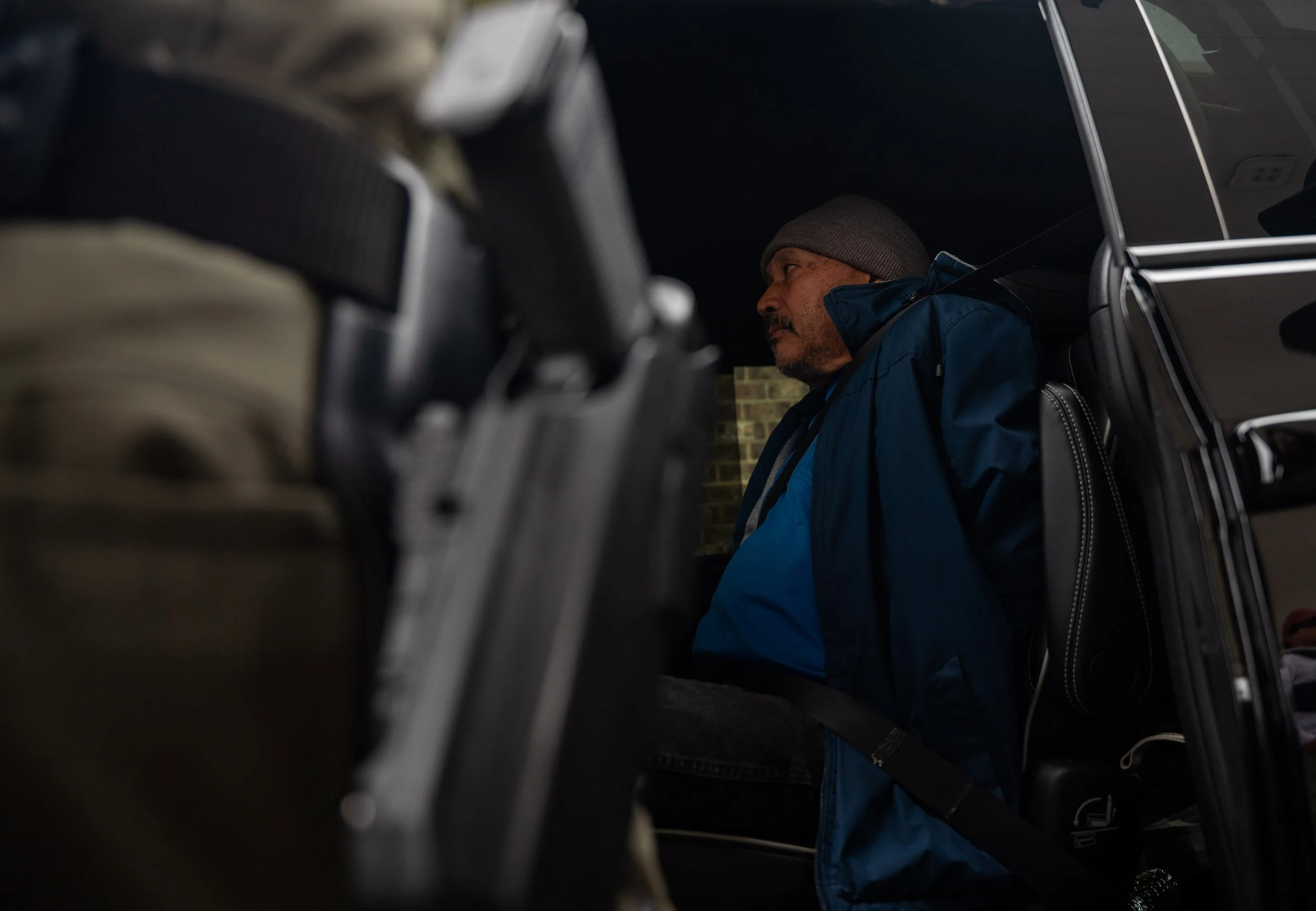 U.S. Border Patrol commander Greg Bovino speaks to a detainee sitting in a car, as Bovino and other agents conduct their duties after U.S. President Donald Trump launched an immigration crackdown, in Kenner, Jefferson Parish, near New Orleans, Louis