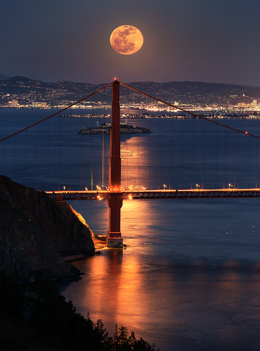 “Thundering gateway: The Spectacle of lightning at Golden gate”