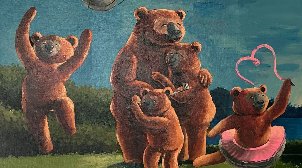 Grupo de osos de peluche en un fondo de paisaje al atardecer, algunos con accesorios como falda y corazón de globos.
