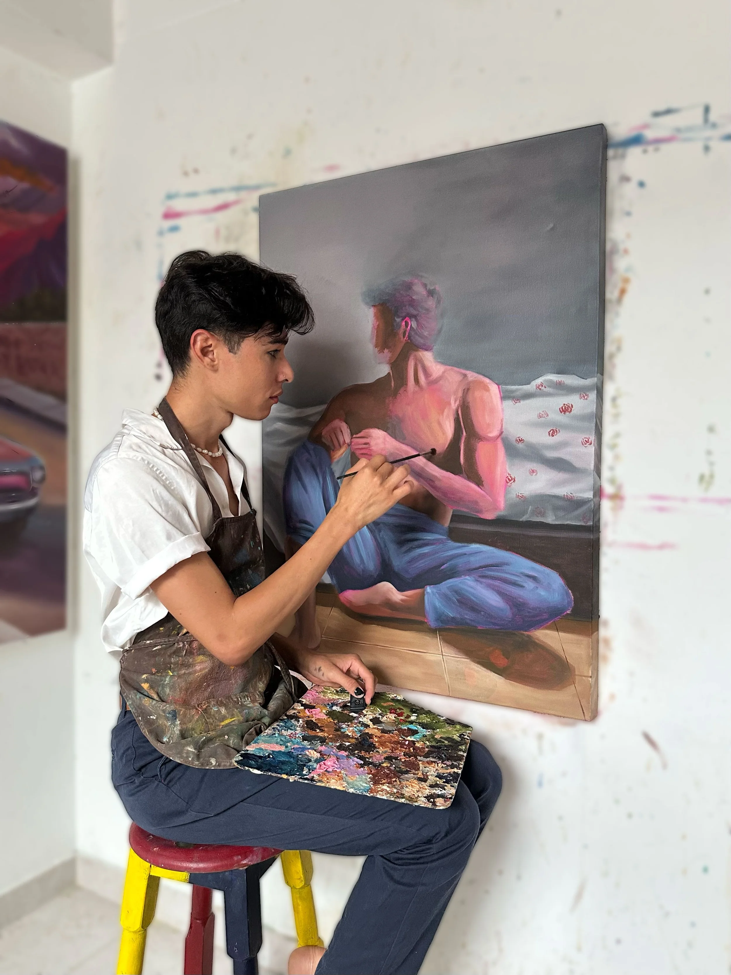 Una persona pintando un retrato de una mujer con cabello gris en un lienzo.