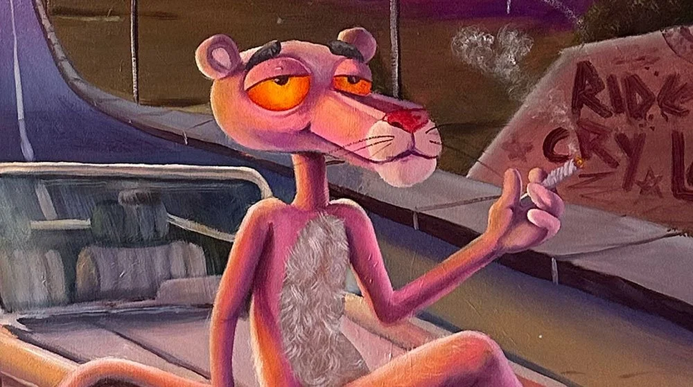 Un personaje de dibujo animado que parece una especie de animal con cuerpo delgado y peludo, ojos amarillos y expresión cansada, sentado en una mesa y fumando un cigarrillo.