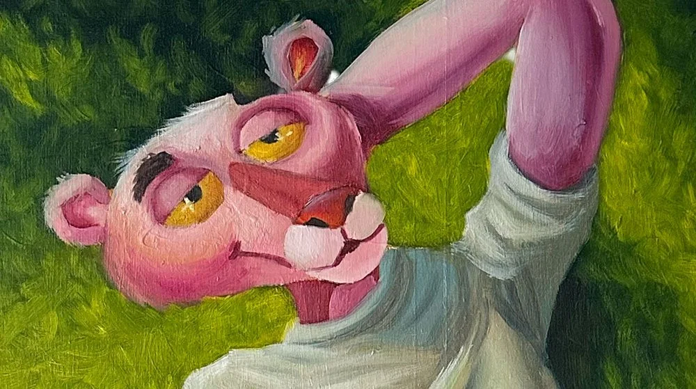 Ilustración de un puma rosa con ojos amarillos, tumbado en el césped, con una expresión pensativa y una mano detrás de la cabeza.
