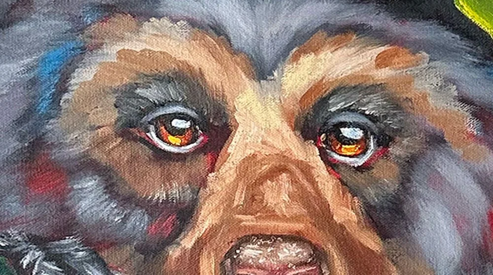 Retrato de un perro de expresión triste, con ojos grandes y mirada profunda.