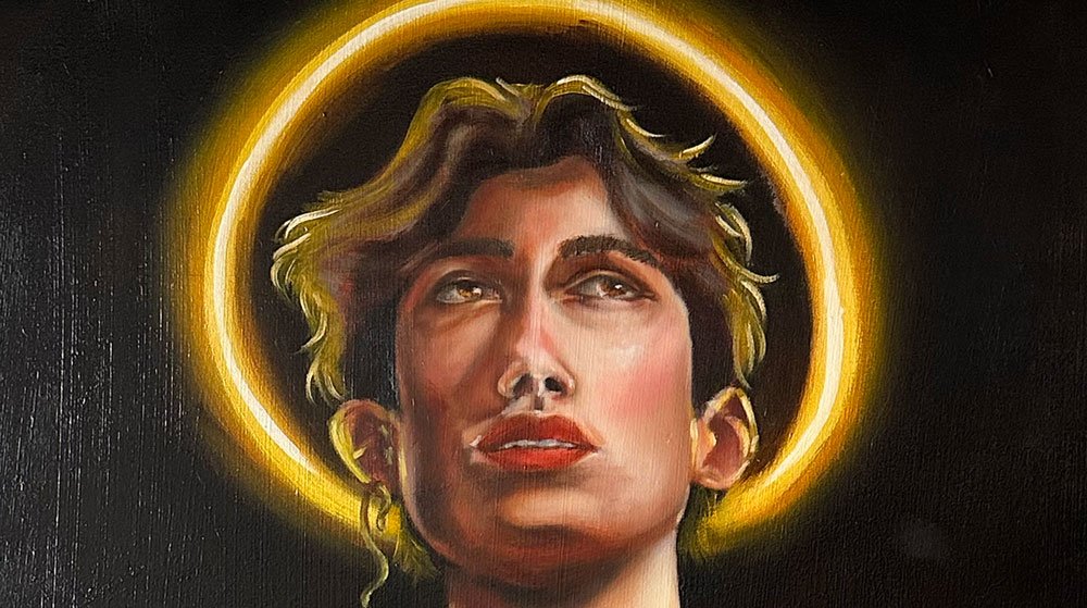 Retrato de una mujer con un halo dorado alrededor de su cabeza, estilo artístico.