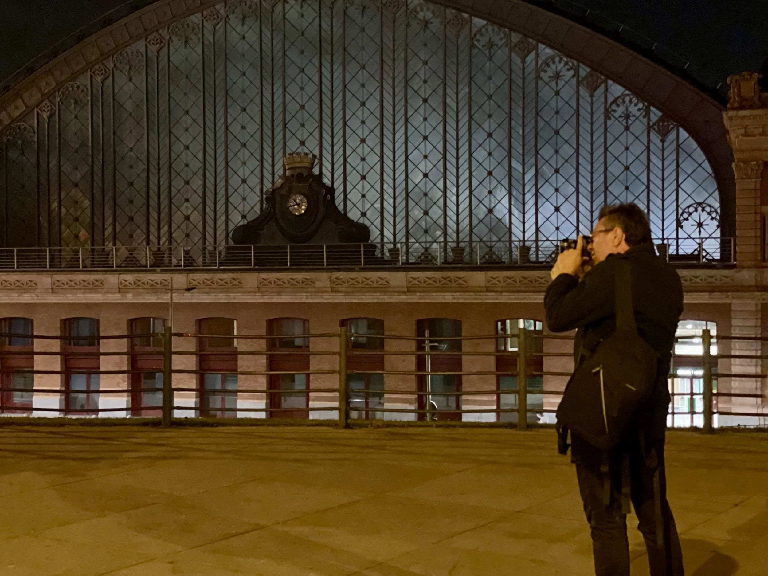Low light photography courses in Sydney with FotoJoe whos favorite type of shooting is at night