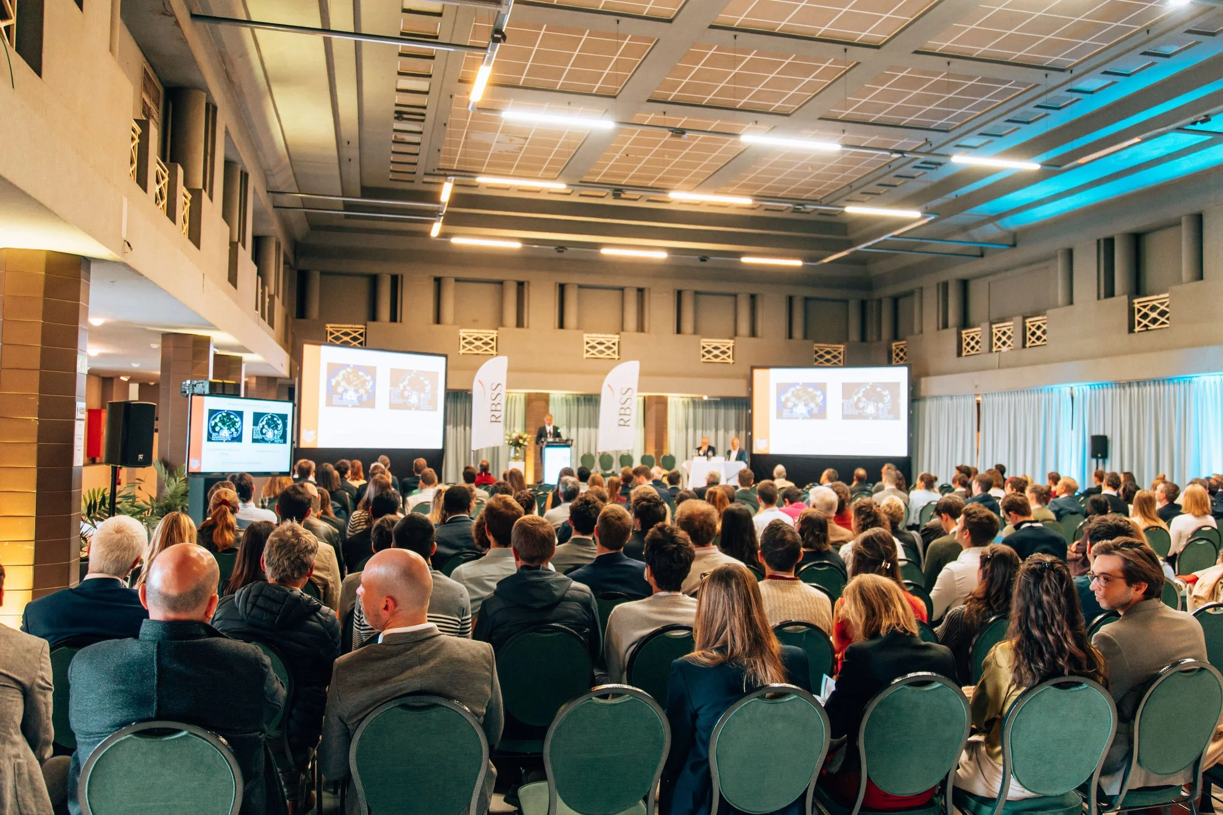 Volle congreszaal tijdens een bedrijfsevent