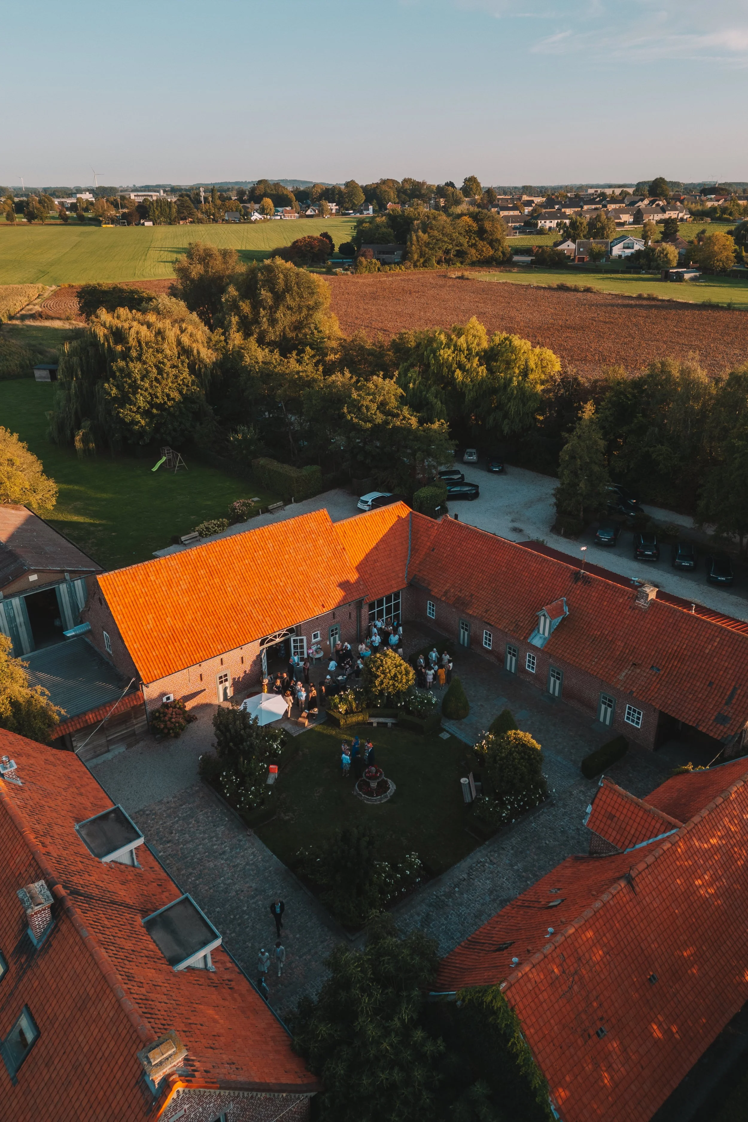 Drone-opname van een huwelijksfeest op een hoeve