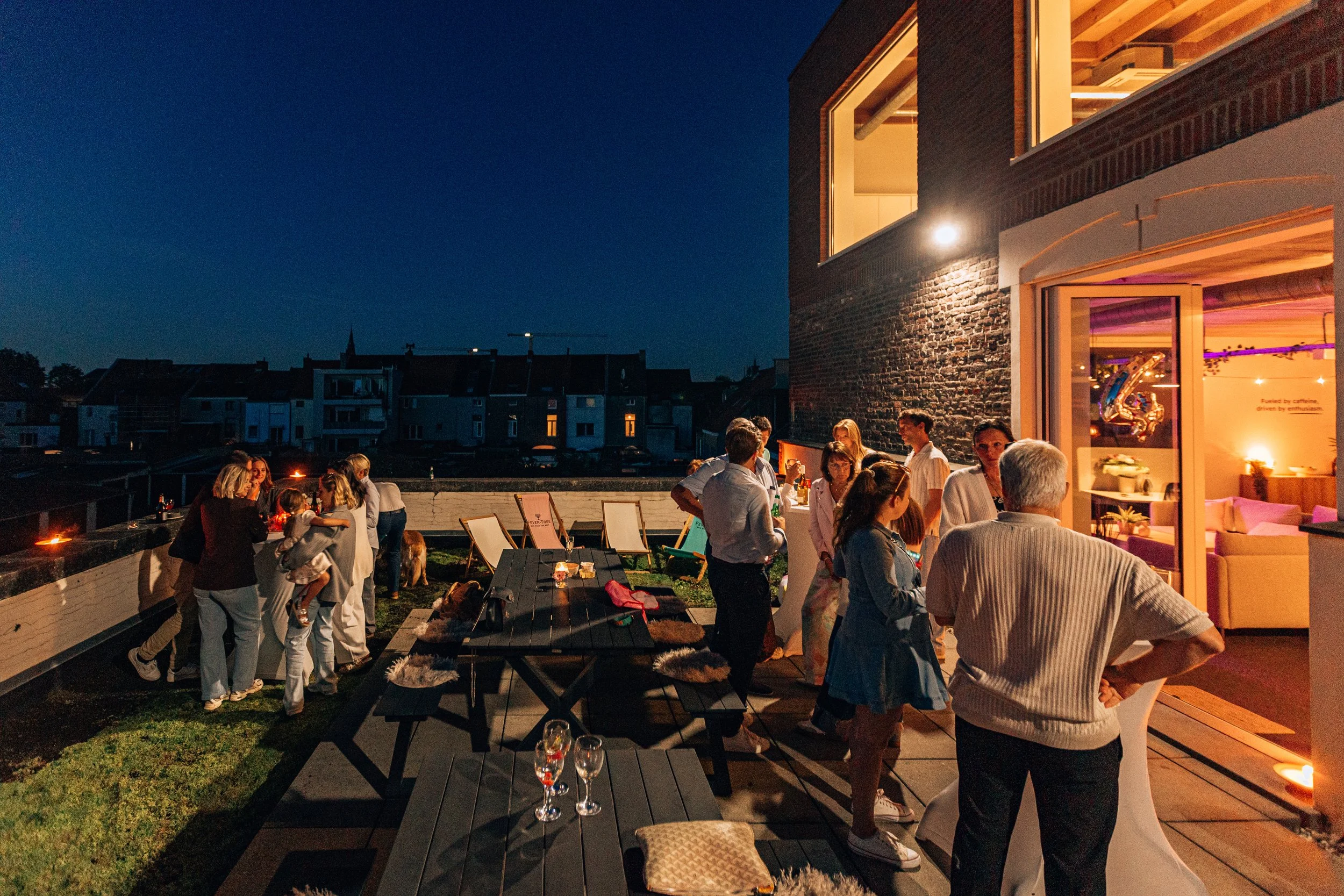 Speech tijdens een bedrijfsfeest op een dakterras
