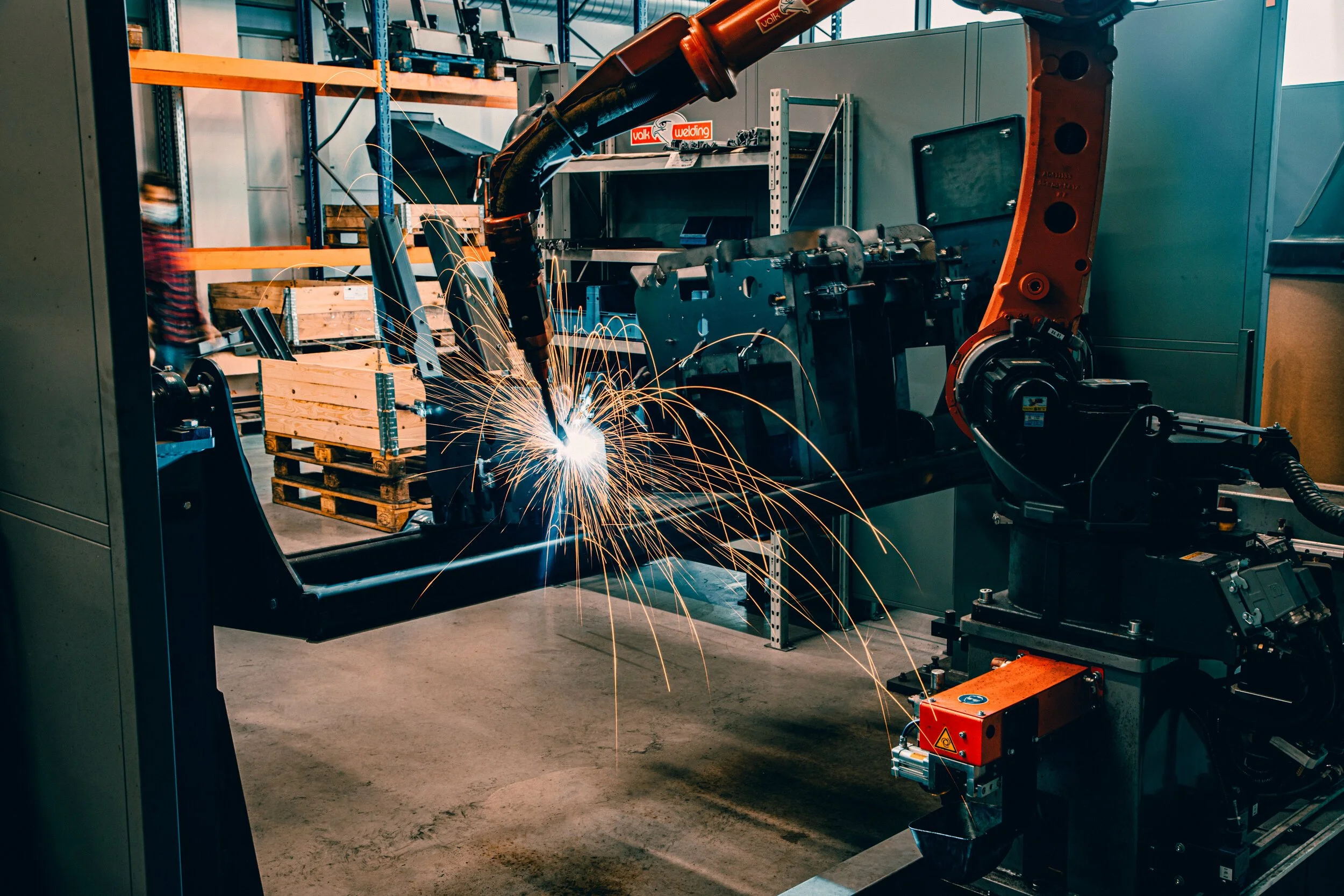 Industriefotografie met vonken in een werkplaats