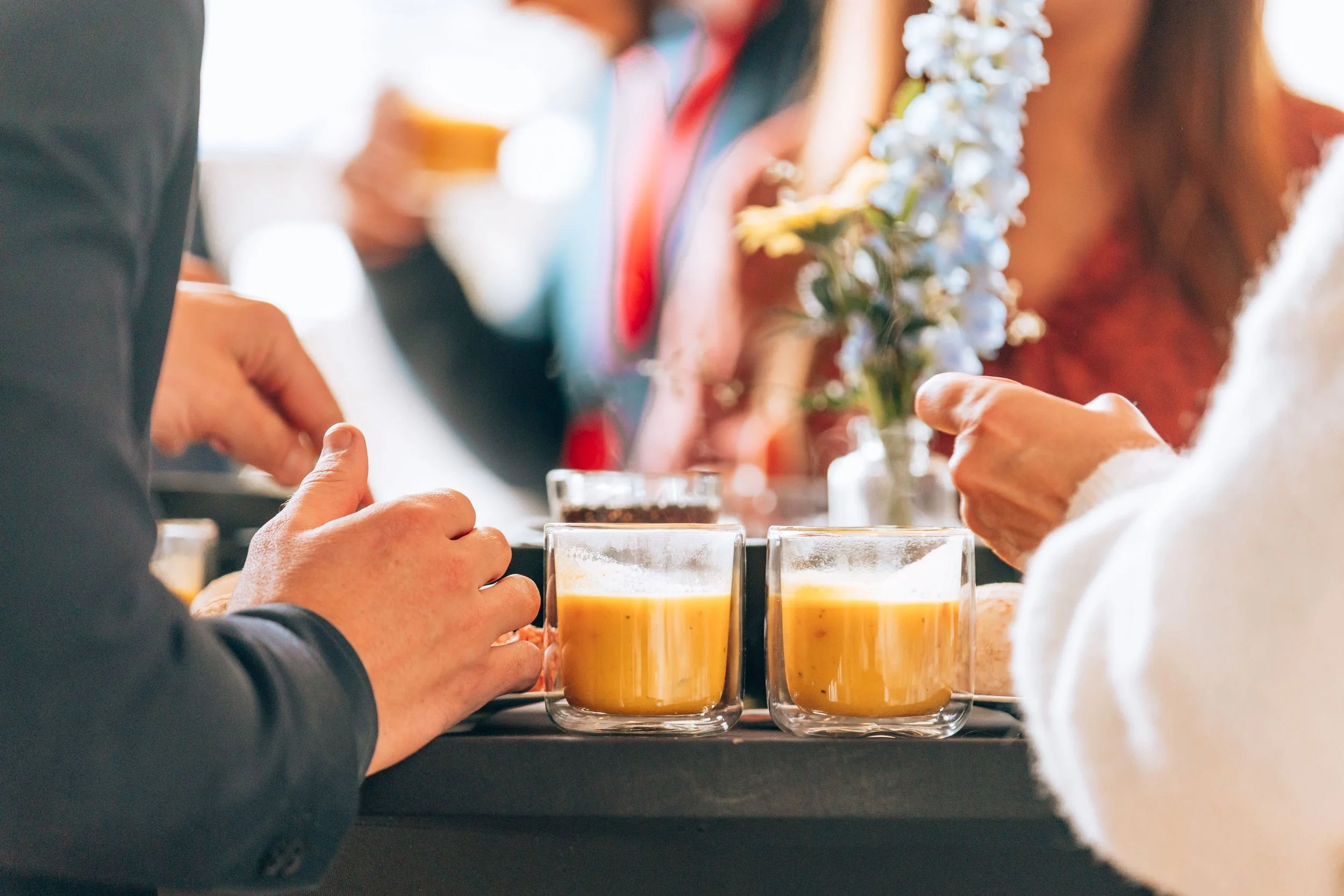 Samen aan tafel bij een klant — Verougstraete fotografie en video