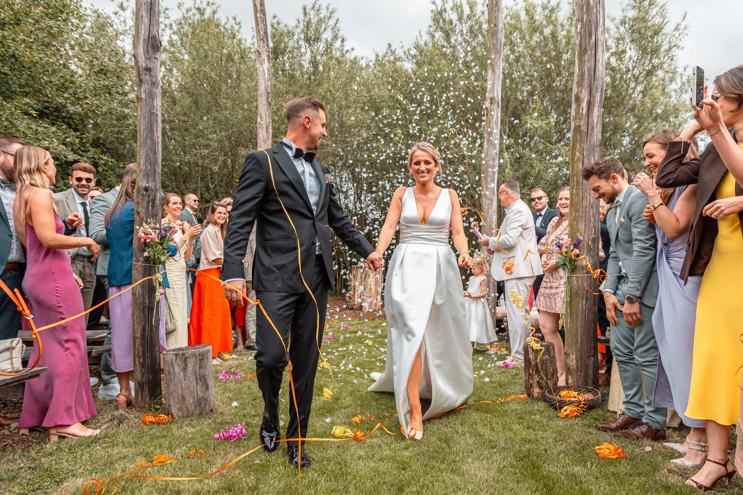 Confetti-uittocht van het bruidspaar met alle gasten