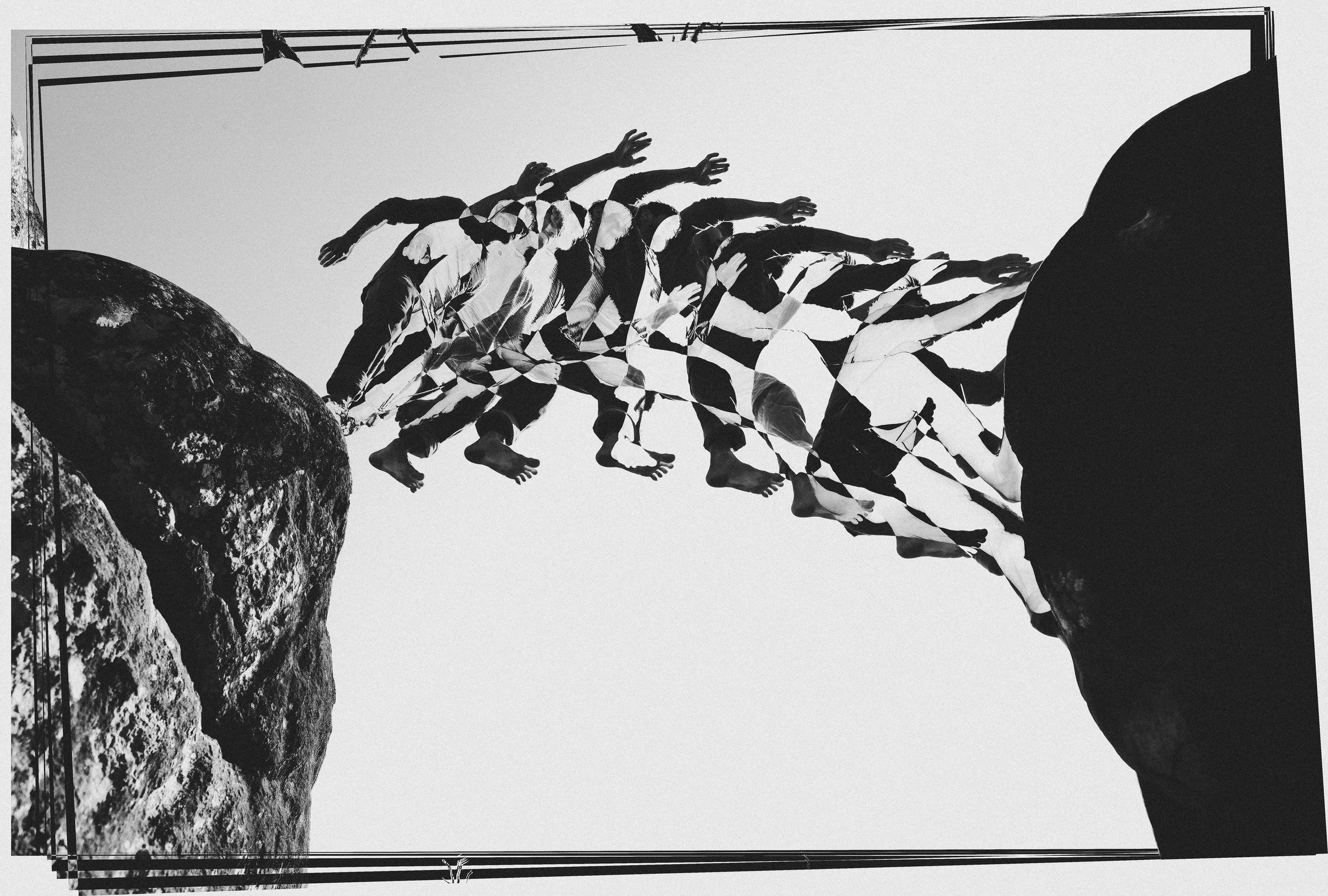 Image en noir et blanc d'une œuvre d'art représentant plusieurs corps humains empilés, avec des rochers en premier plan et une toile de fond claire.