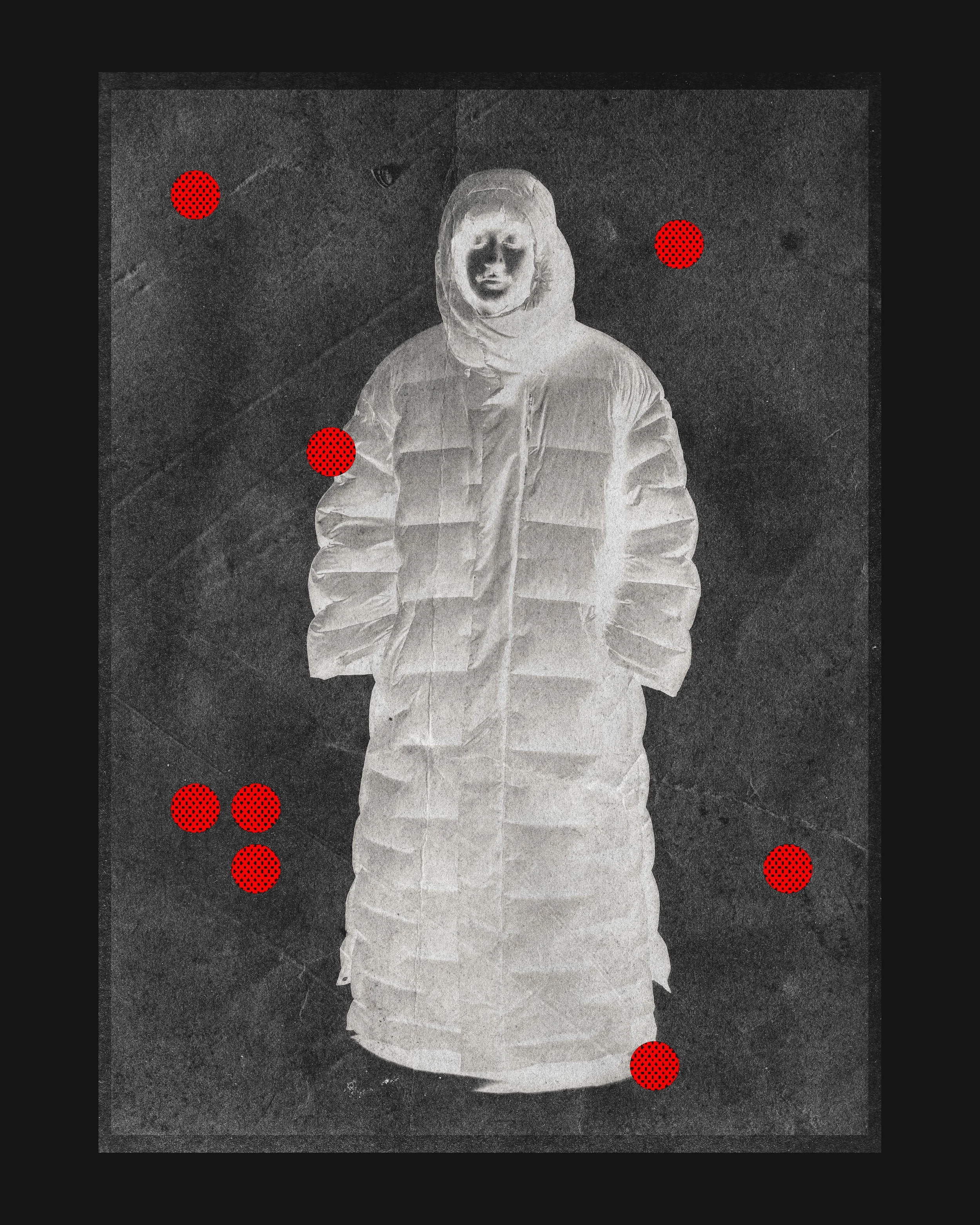 Une image en noir et blanc représentant une personne portant une veste puffy. La personne porte une capuche et une expression neutre. Il y a plusieurs points rouges dans l'image.