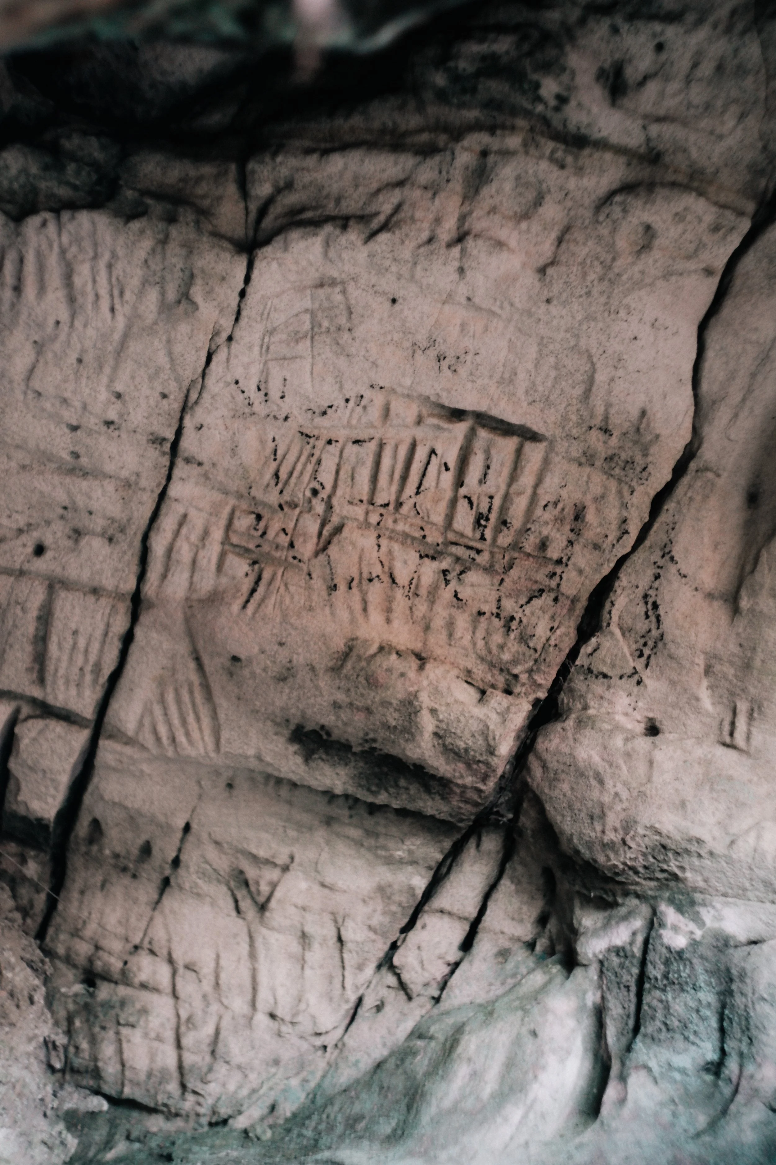 gravure ancienne sur une pierre de mur, gravée dans la roche