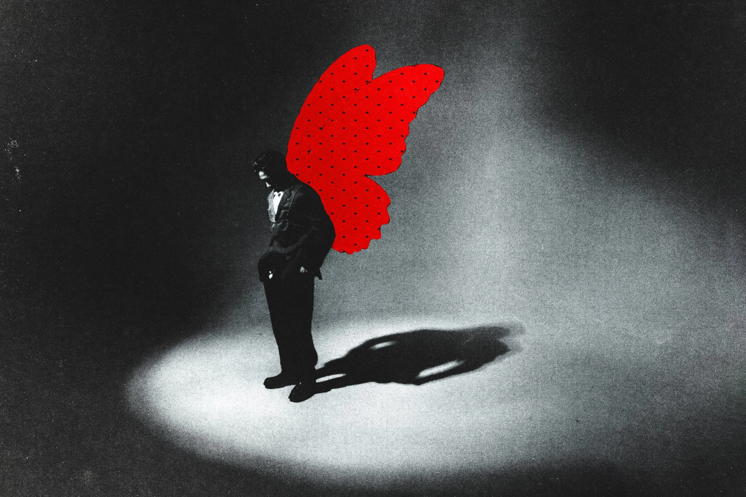 Une silhouette d'une personne marche, avec un grand papillon rouge à motif noir en tant que tête, créant une image artistique et surréaliste.