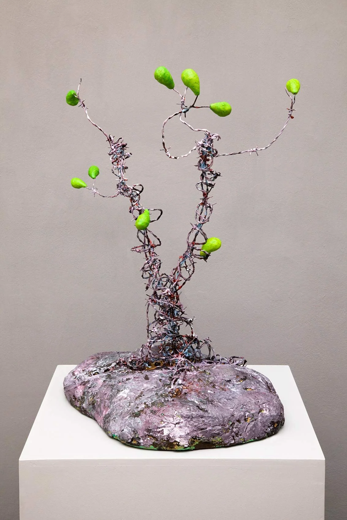 „Birnbaum“. Stacheldraht, Gips, Spanplatte, Tonmasse, Acrylfarbe. 65 x 36 x 61,5 cm. 2019